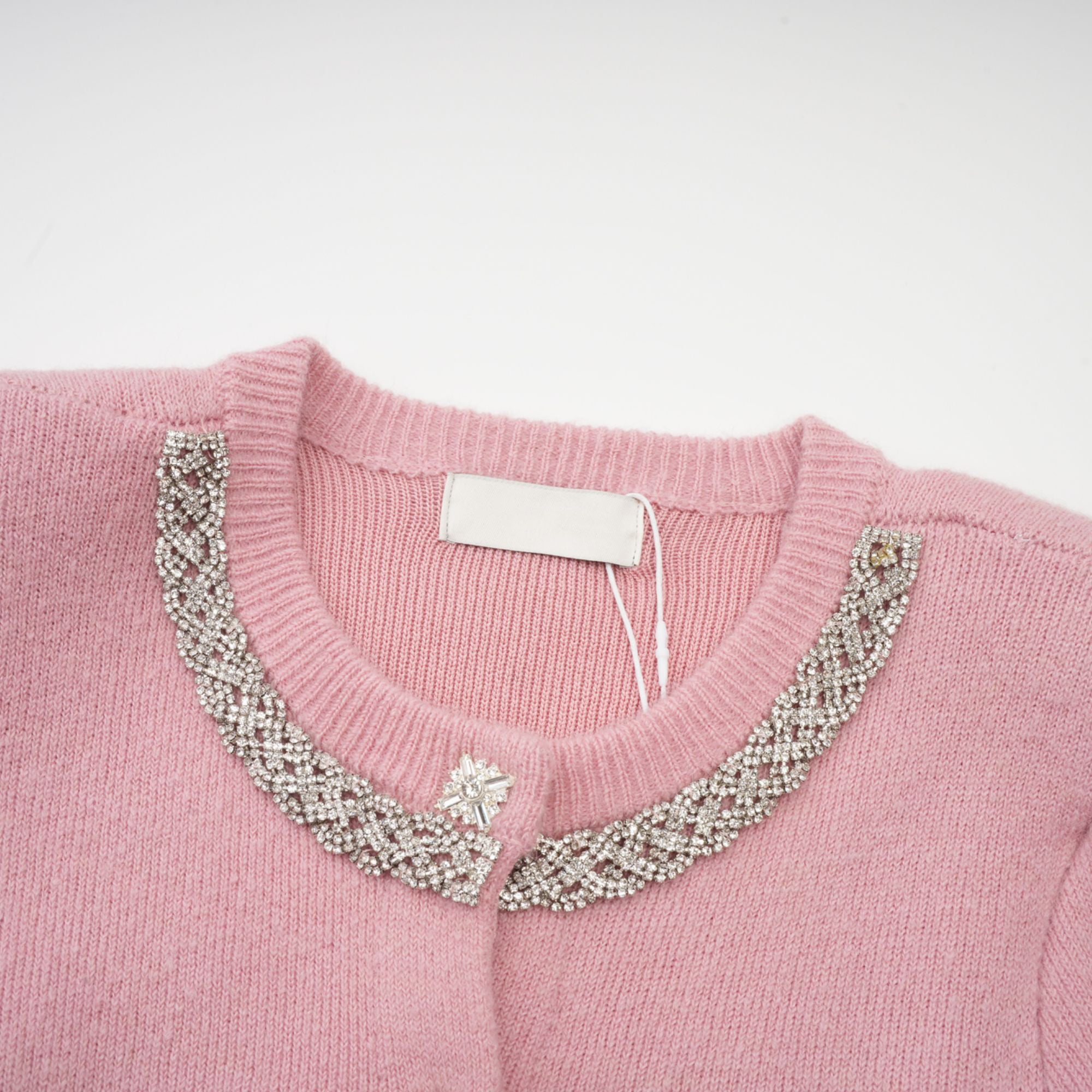 طقم رينيه الوردي المزين بالسترة والتنورة المتطابقة