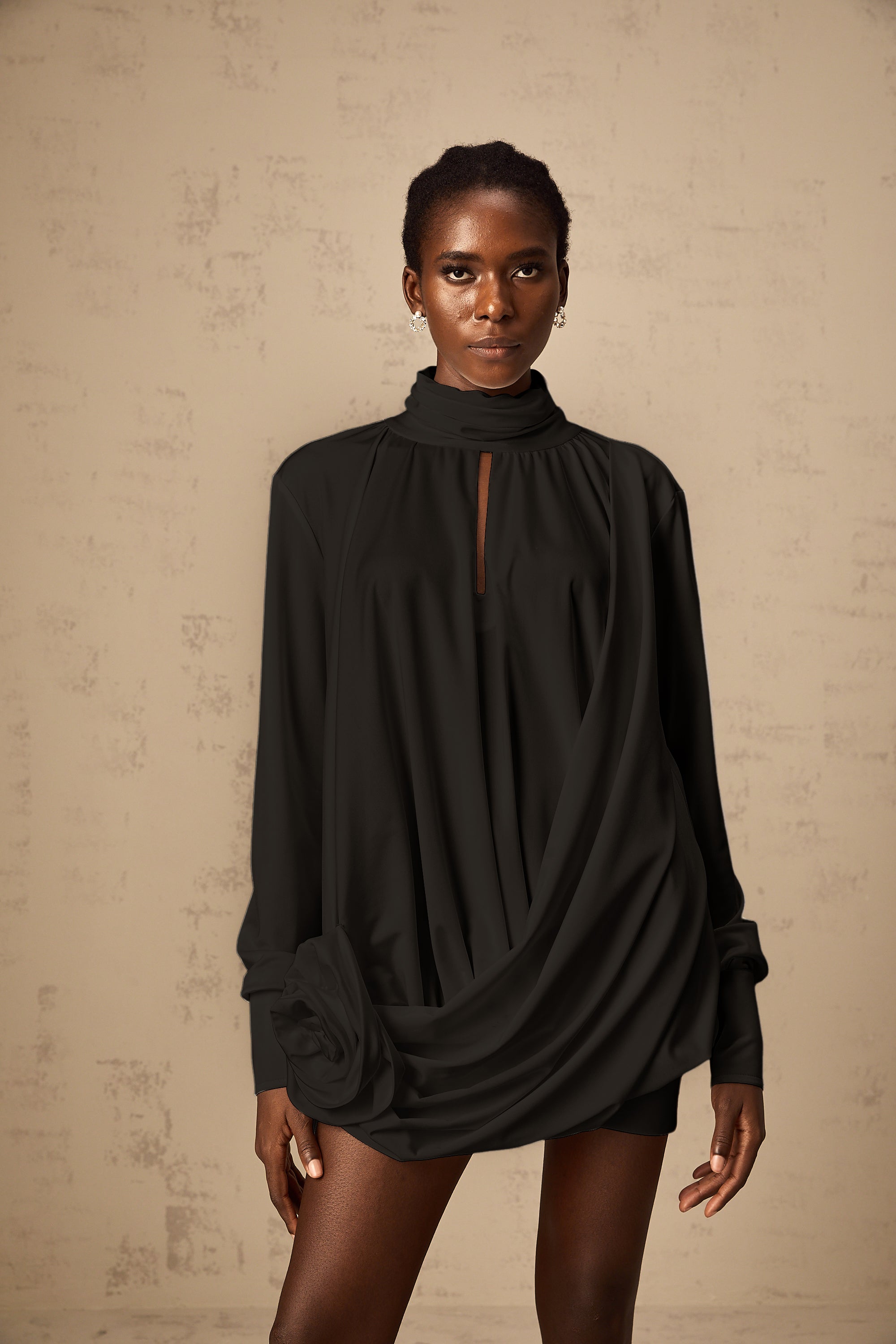 فستان مايفا القصير المزين بالزهور الصناعية باللون الأسود