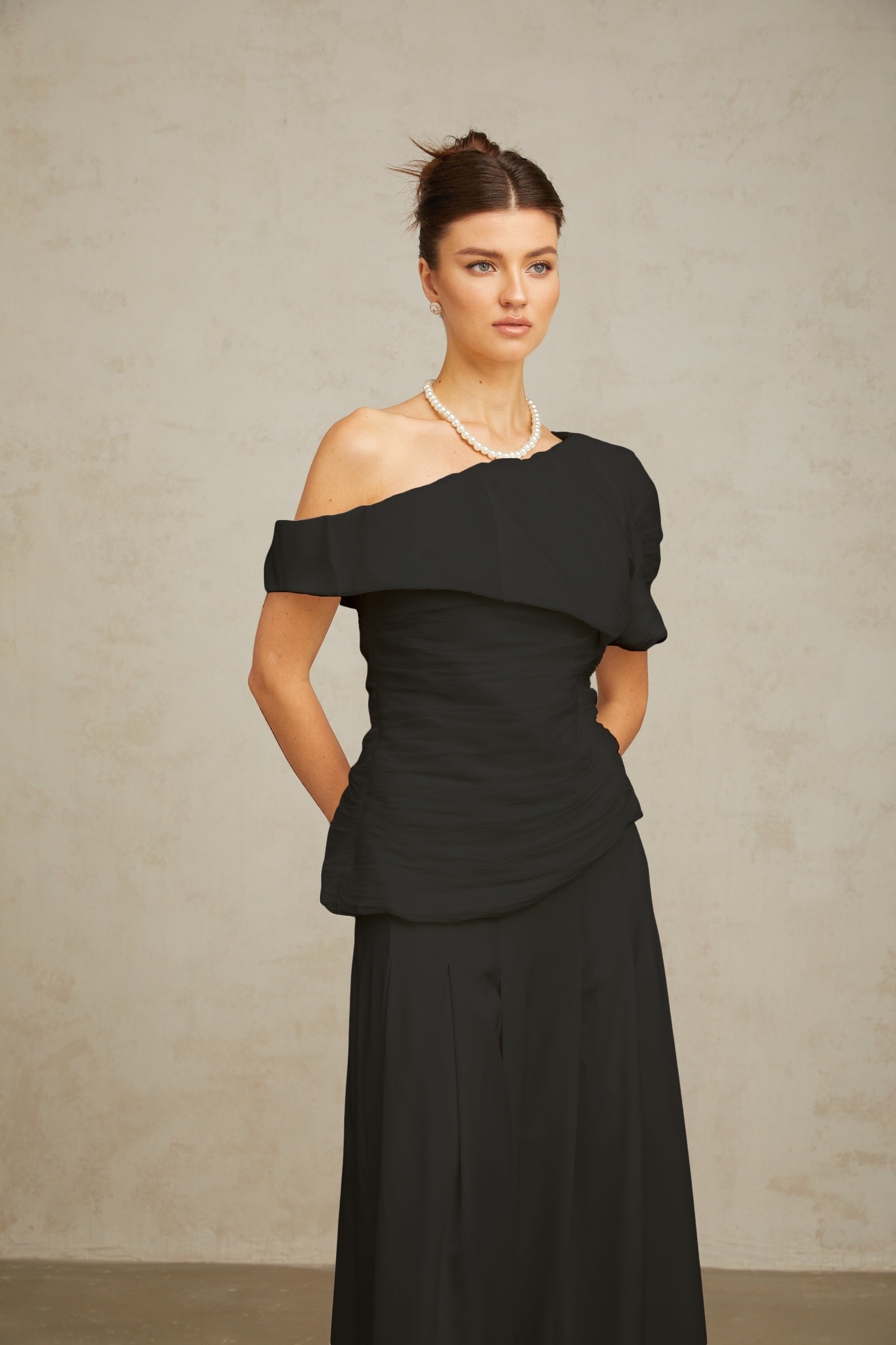 Passendes Set aus Oberteil und Hose „Adèle“ mit Bügelfalten in Schwarz