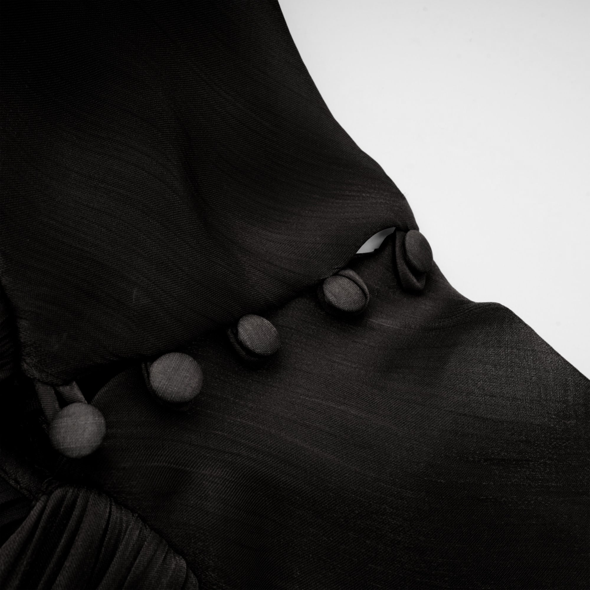 Mila – Plissiertes Maxikleid aus Satin in Schwarz