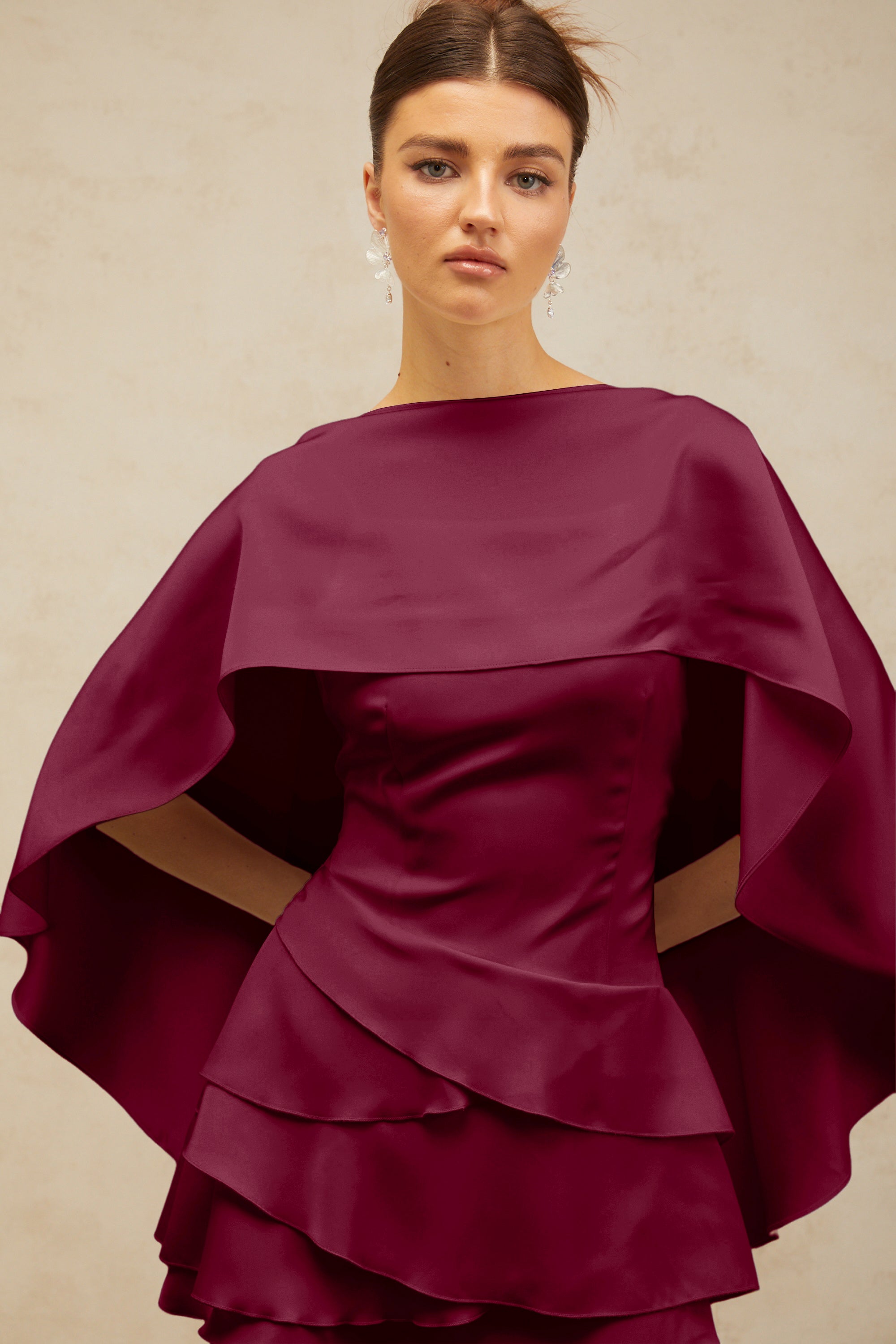 فستان لينا الأبيض القصير من الساتان المكشكش مع لوحة شال