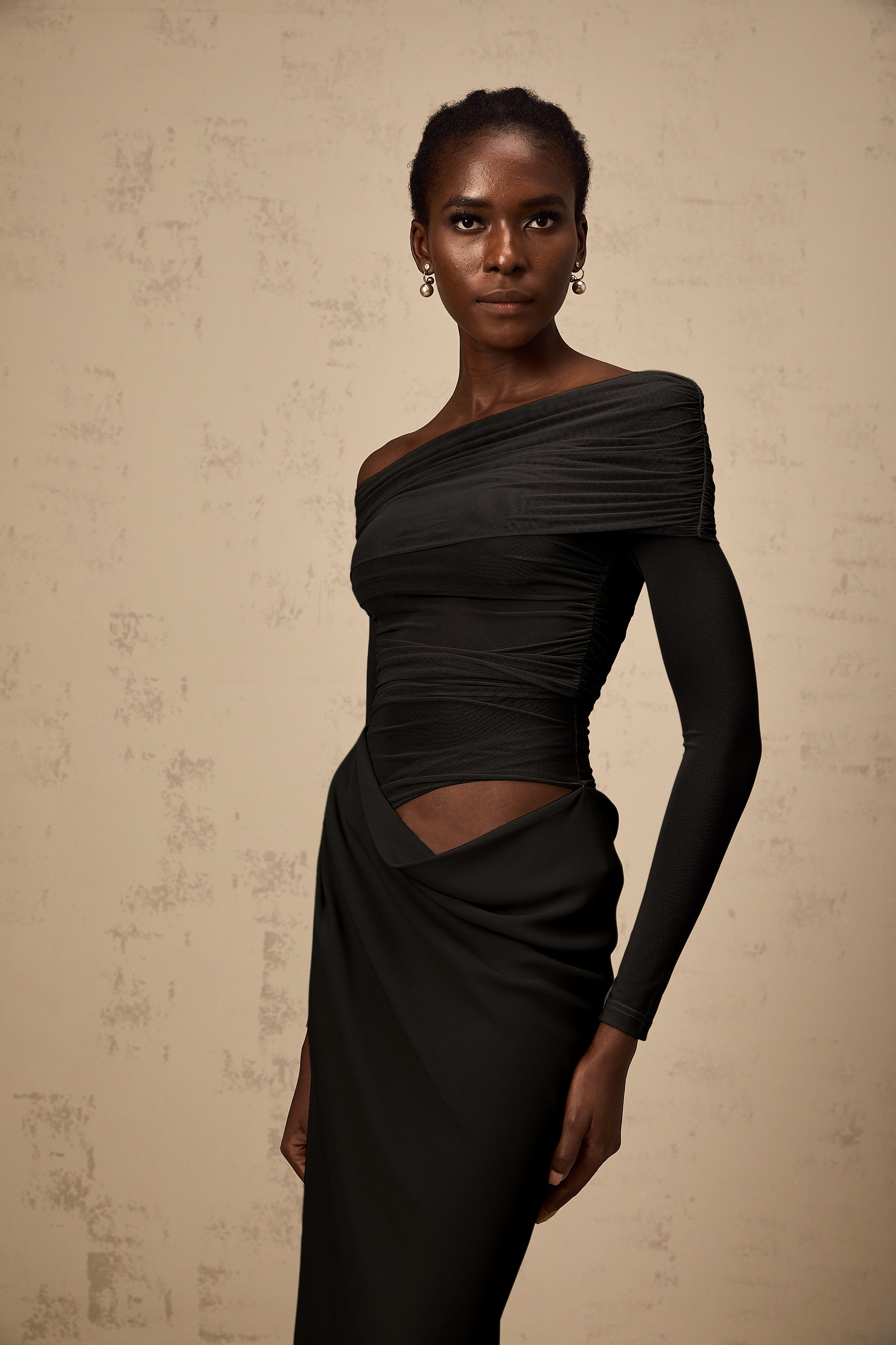 فستان استيل متوسط الطول شفاف مكشوف الكتفين باللون الأسود