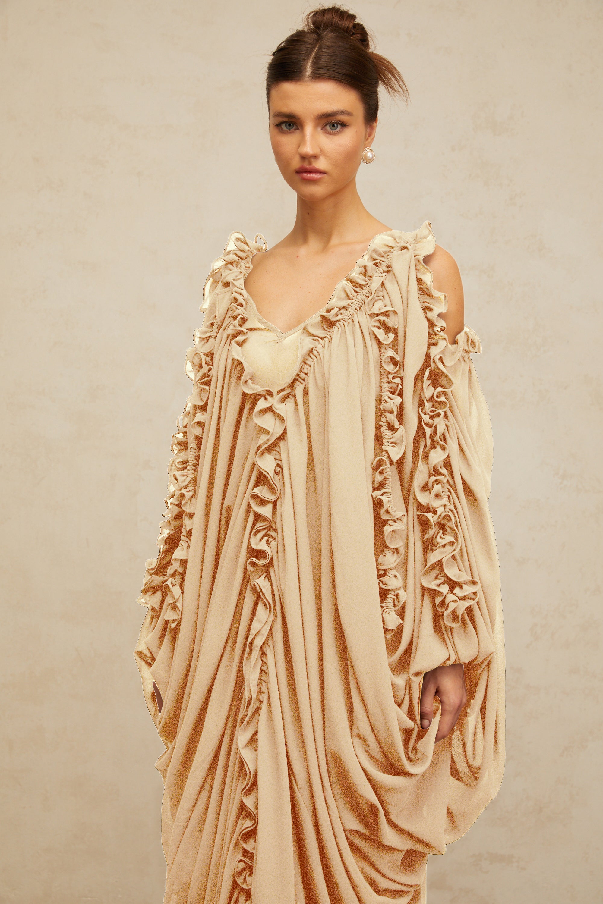 Aglaé Maxikleid aus Tüll mit Rüschenbesatz in neutralen Farbtönen (Endverkauf)