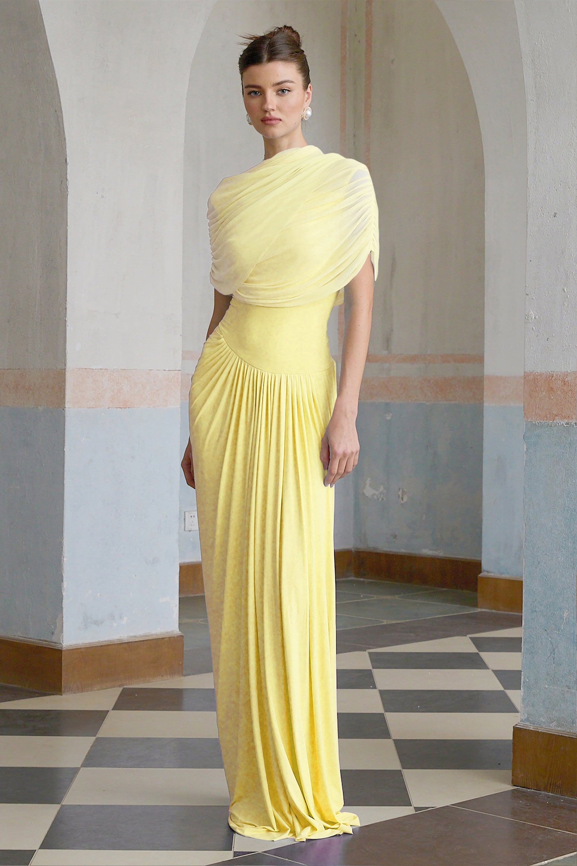 فستان كاثرين ماكسي مطوي غير متماثل باللون الأزرق الفاتح