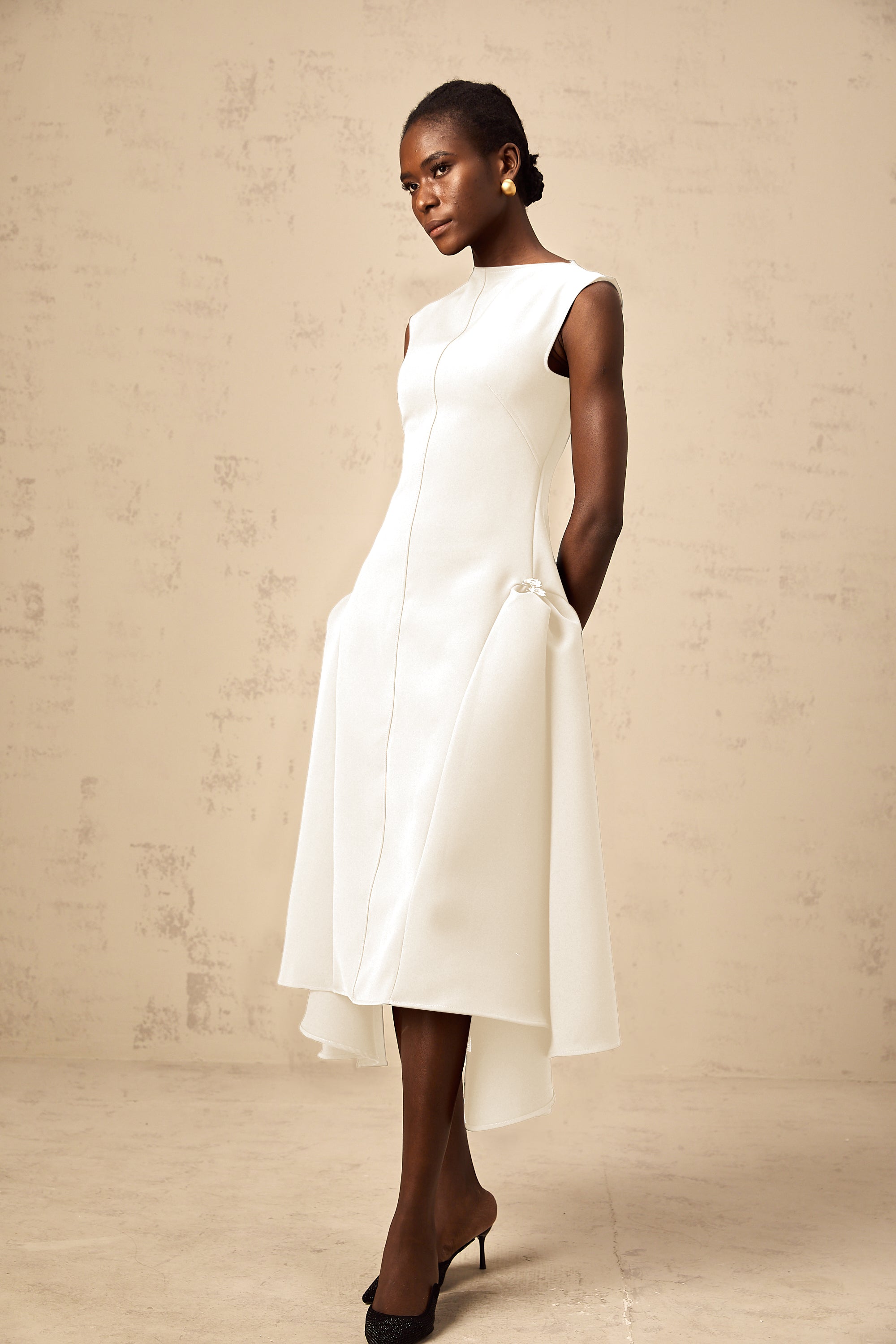 فستان جينيفير متوسط الطول بني غير متماثل