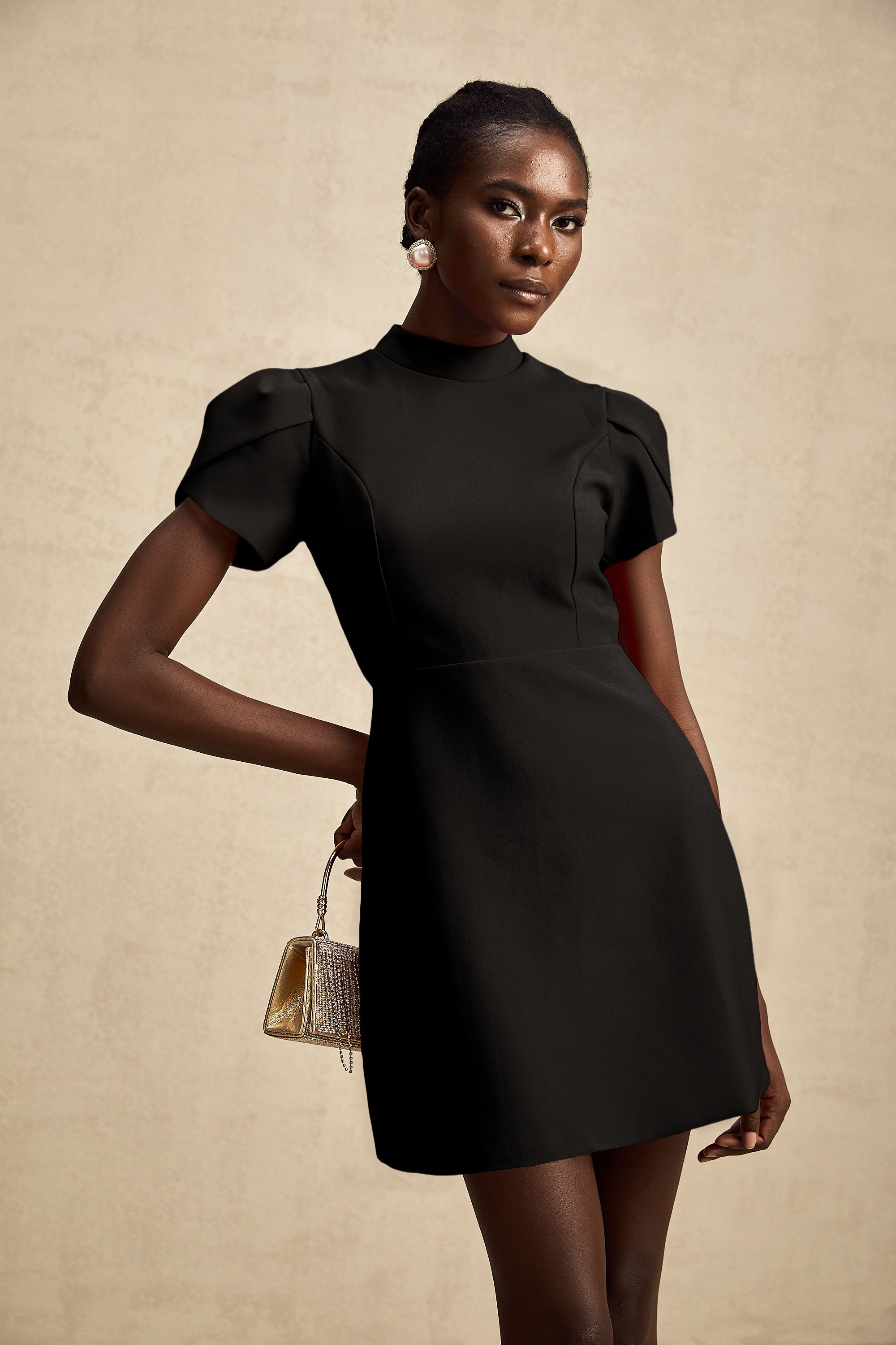 فستان آنا الأحمر القصير بأكمام بتلات الزهور مع فيونكة