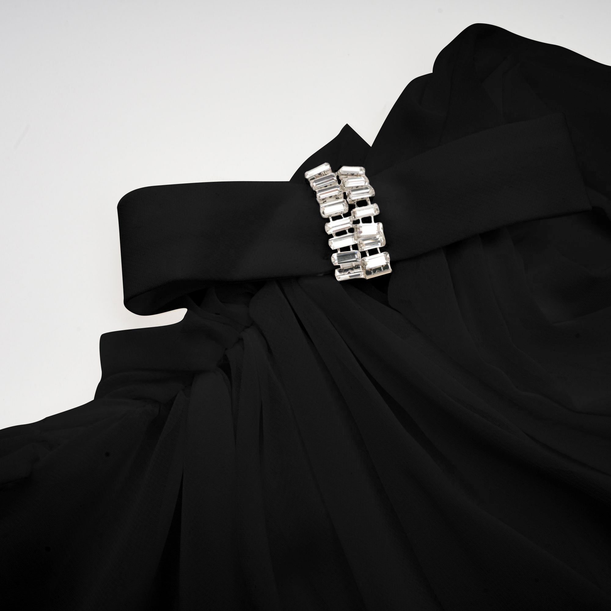 طقم أندريا بلوزة وتنورة من التول غير المتماثل باللون الأسود