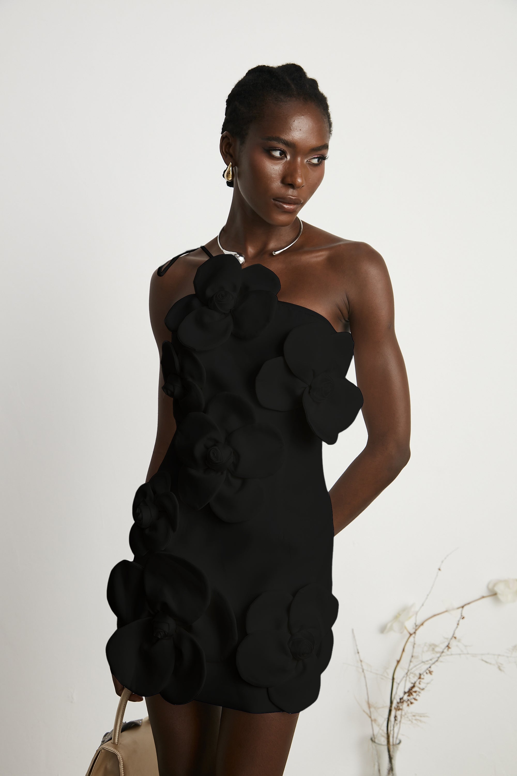 فستان ليان الأسود القصير المزهر بدون أكتاف