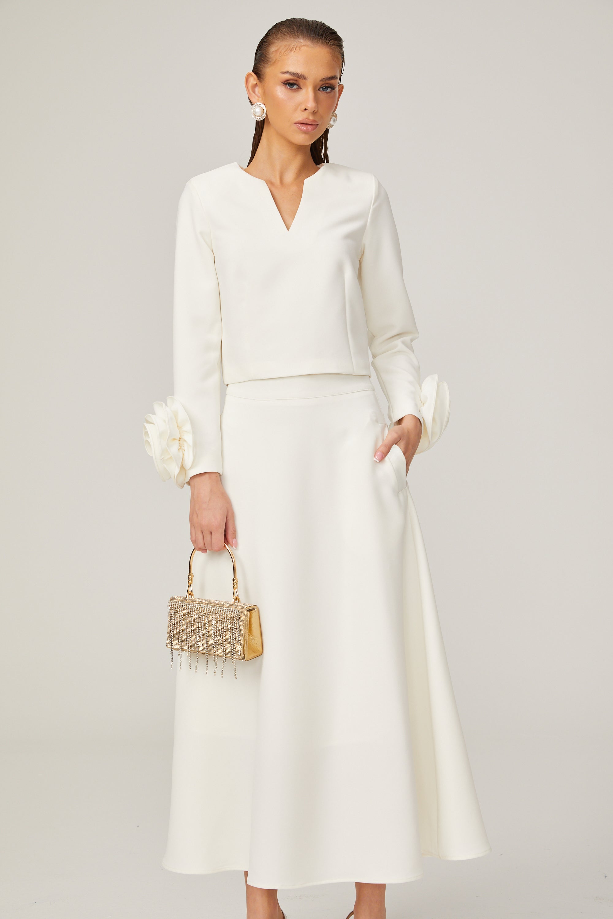 طقم هيلير المكون من بلوزة وتنورة متناسقة ثلاثية الأبعاد باللون الأبيض