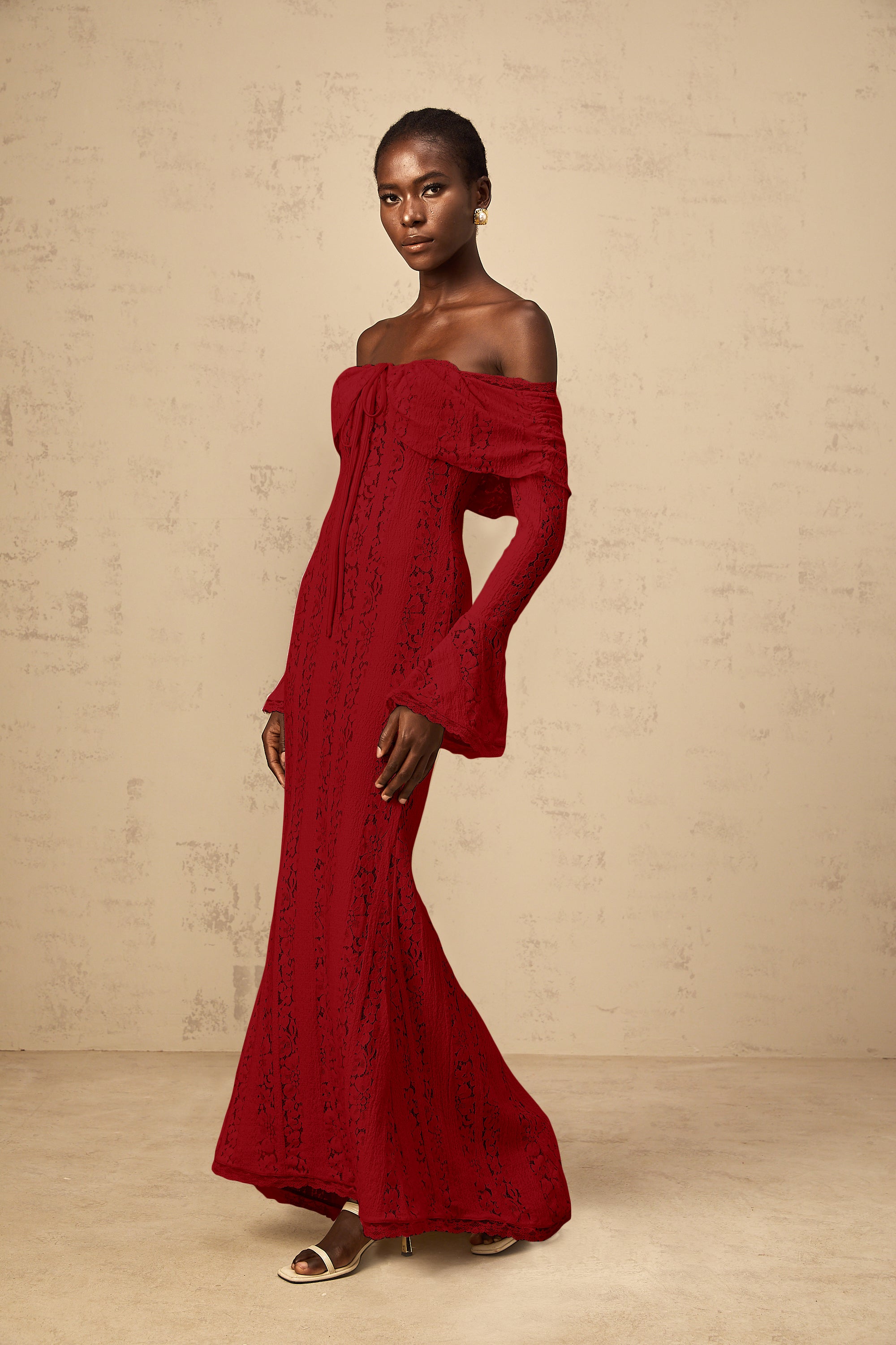 Émeline floral lace train-design maxi dress in Red