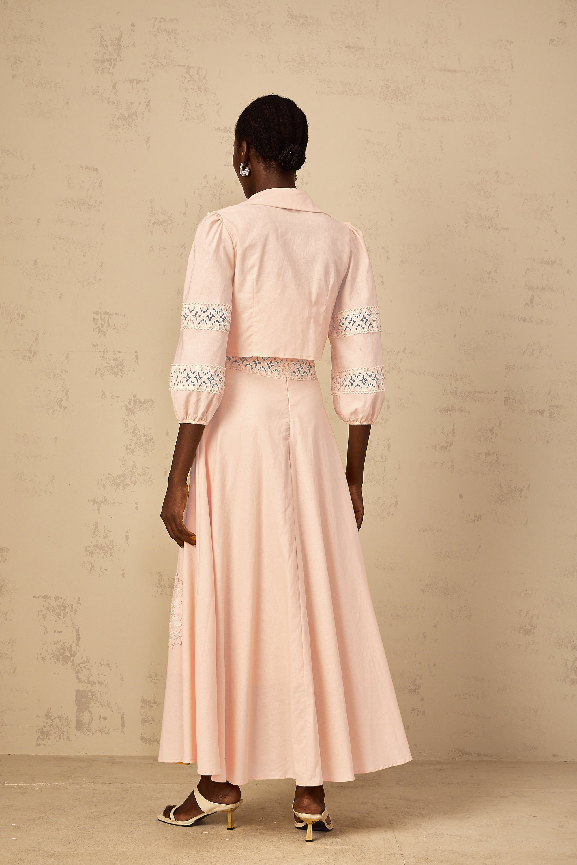 طقم بلوزة وفستان مطرز بالورود باللون الوردي رومي