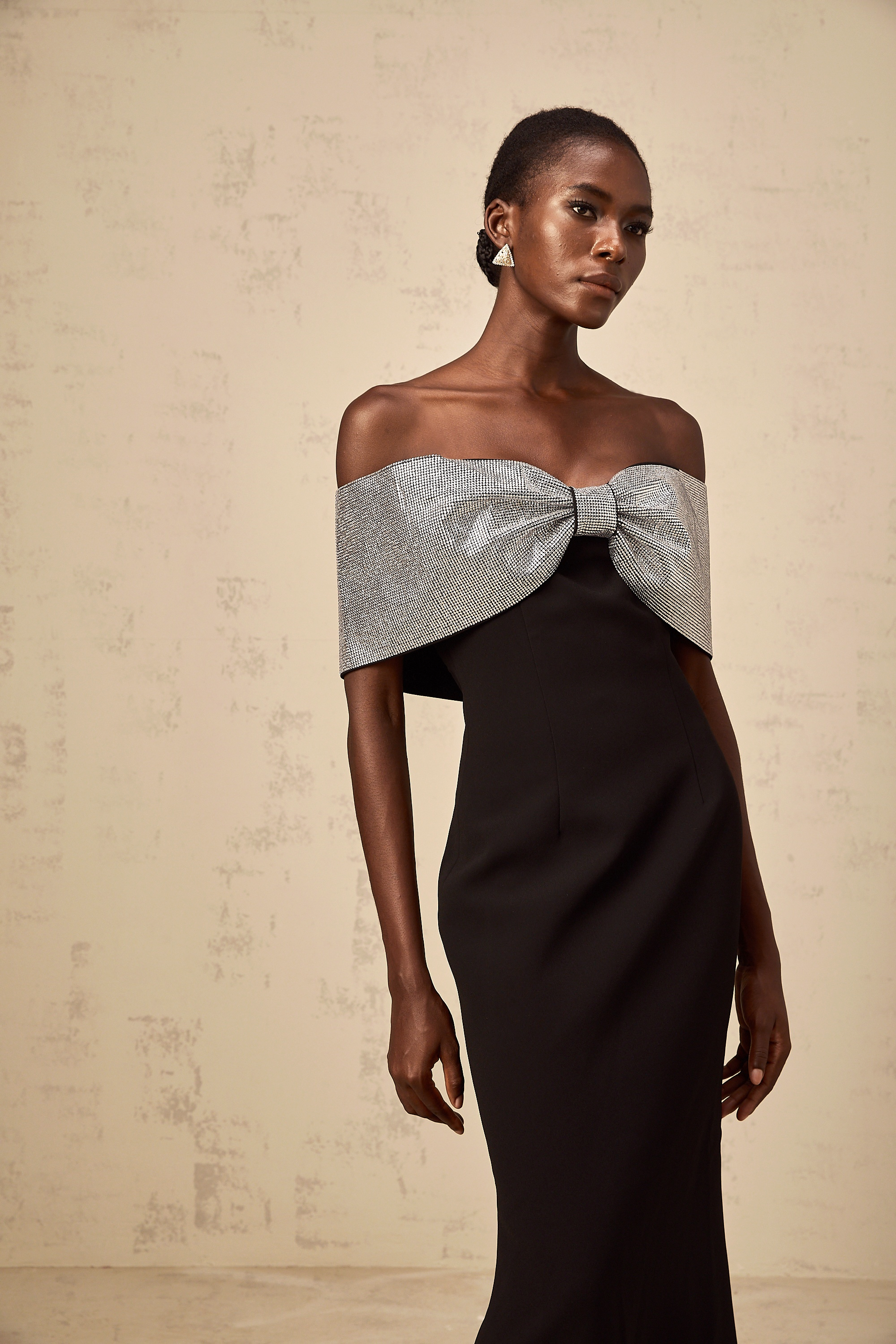 فستان ماكسي مضلع بتفاصيل فيونكة من إيليان