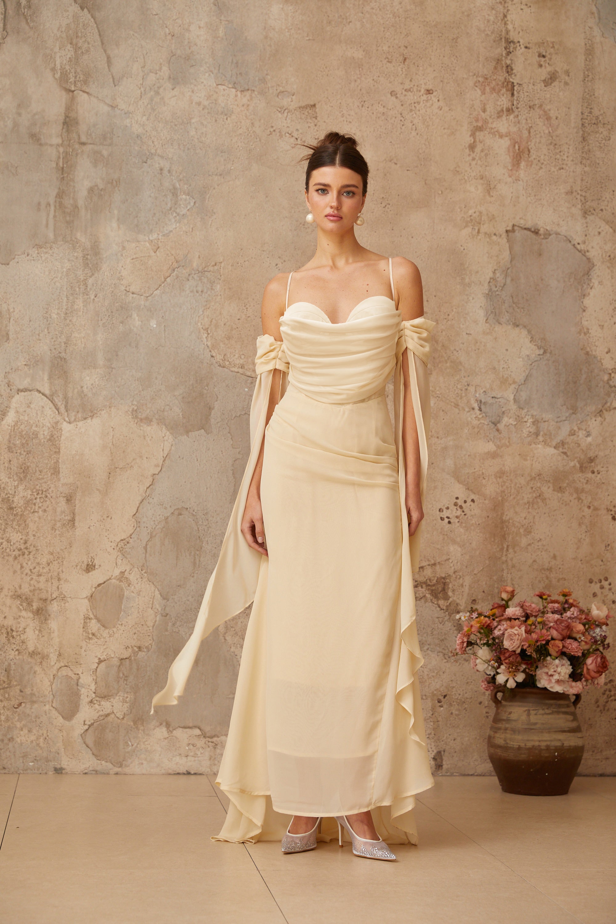 فستان طويل من الشيفون بكشكشة محايد من ميلوزين