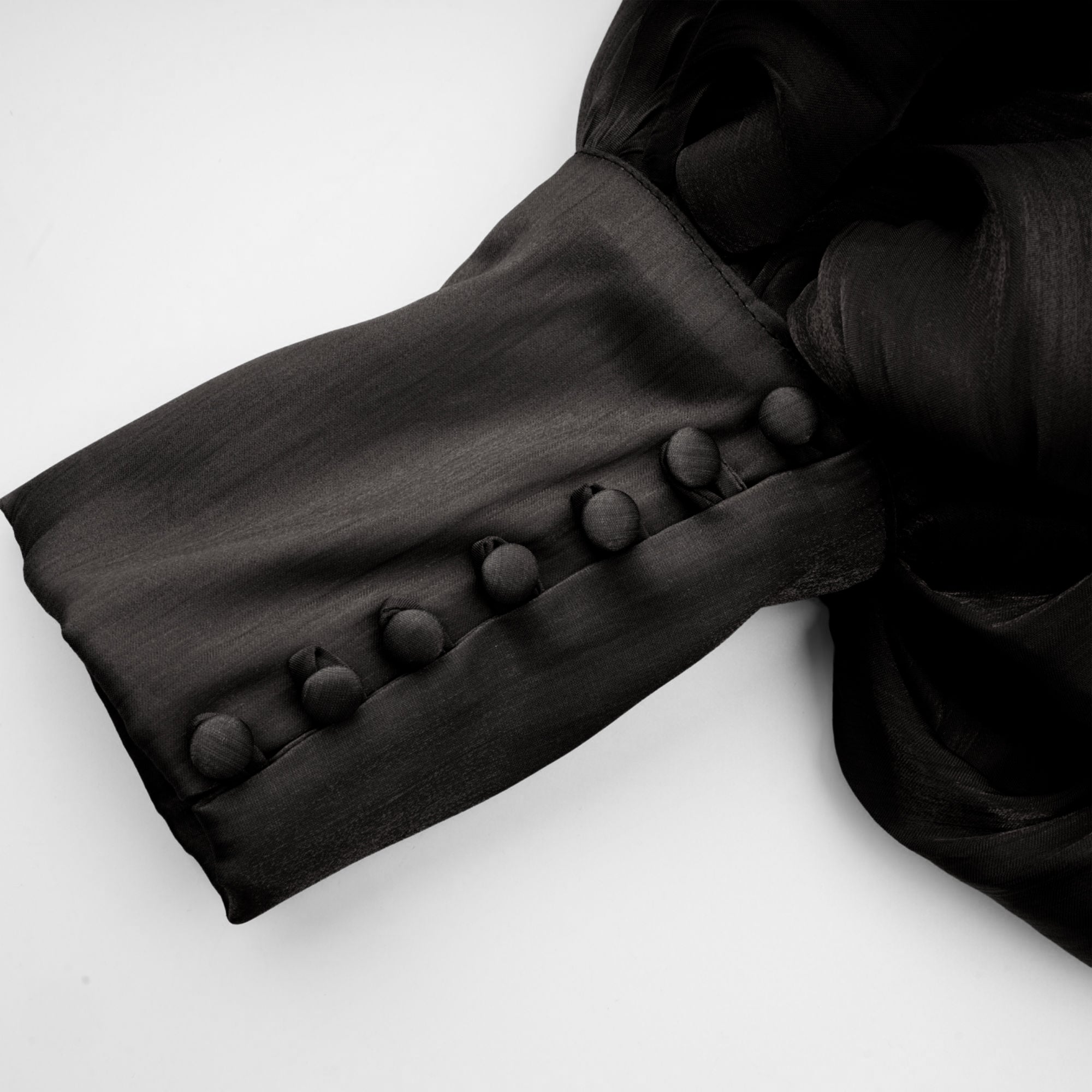 Mila – Plissiertes Maxikleid aus Satin in Schwarz