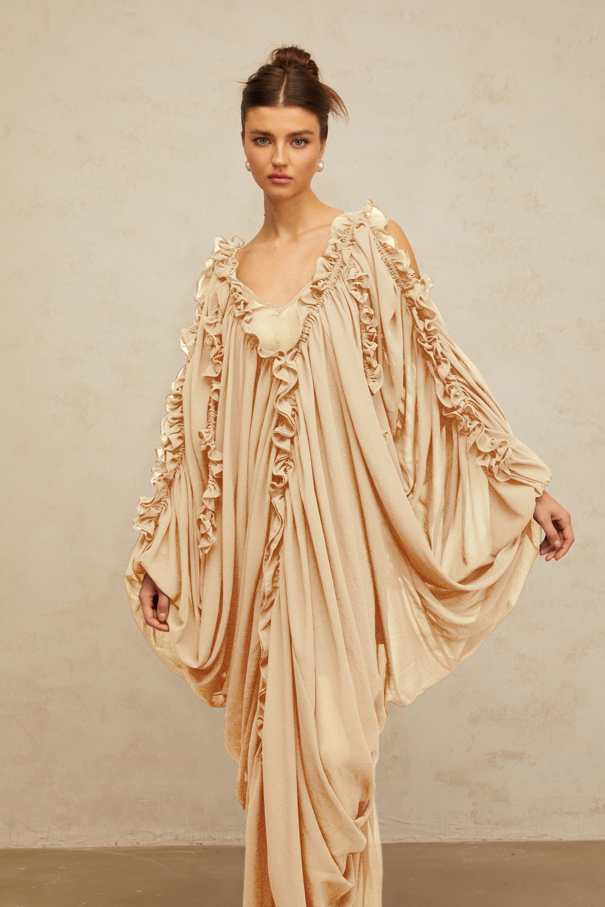 Aglaé Maxikleid aus Tüll mit Rüschenbesatz in neutralen Farbtönen (Endverkauf)