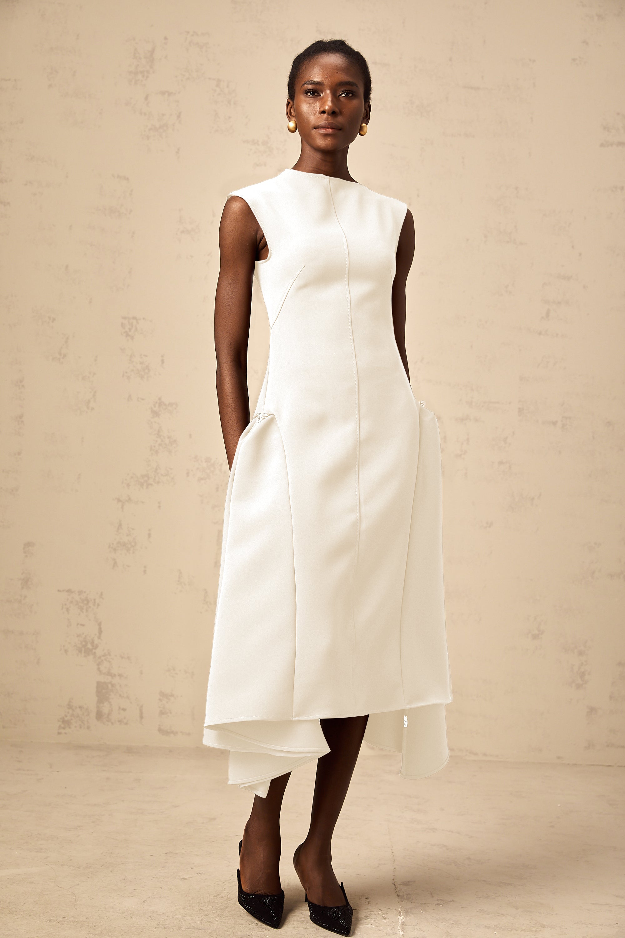 فستان جينيفير متوسط الطول بني غير متماثل