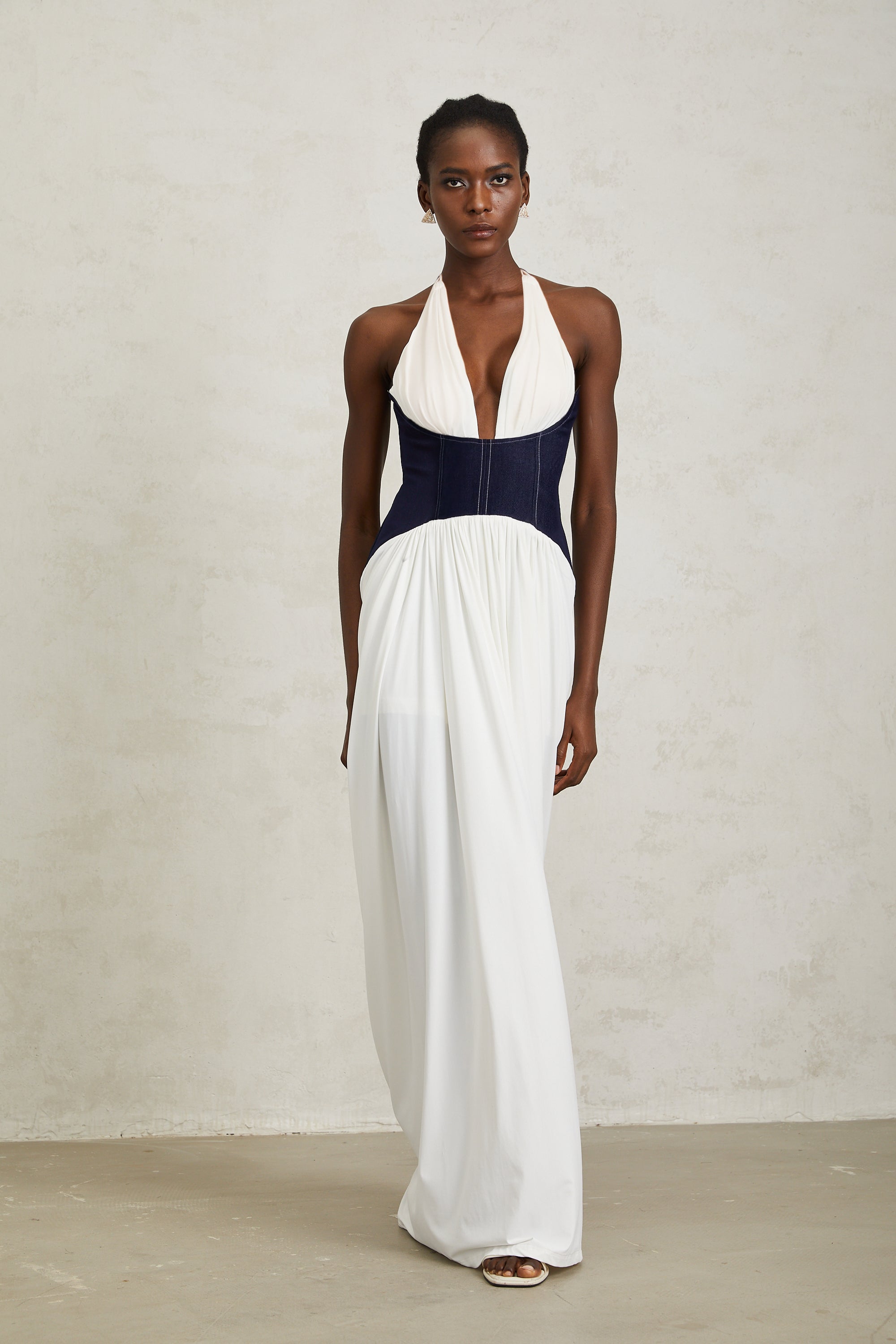 Airi – Weißes Neckholder-Maxikleid mit Denim-Einsatz