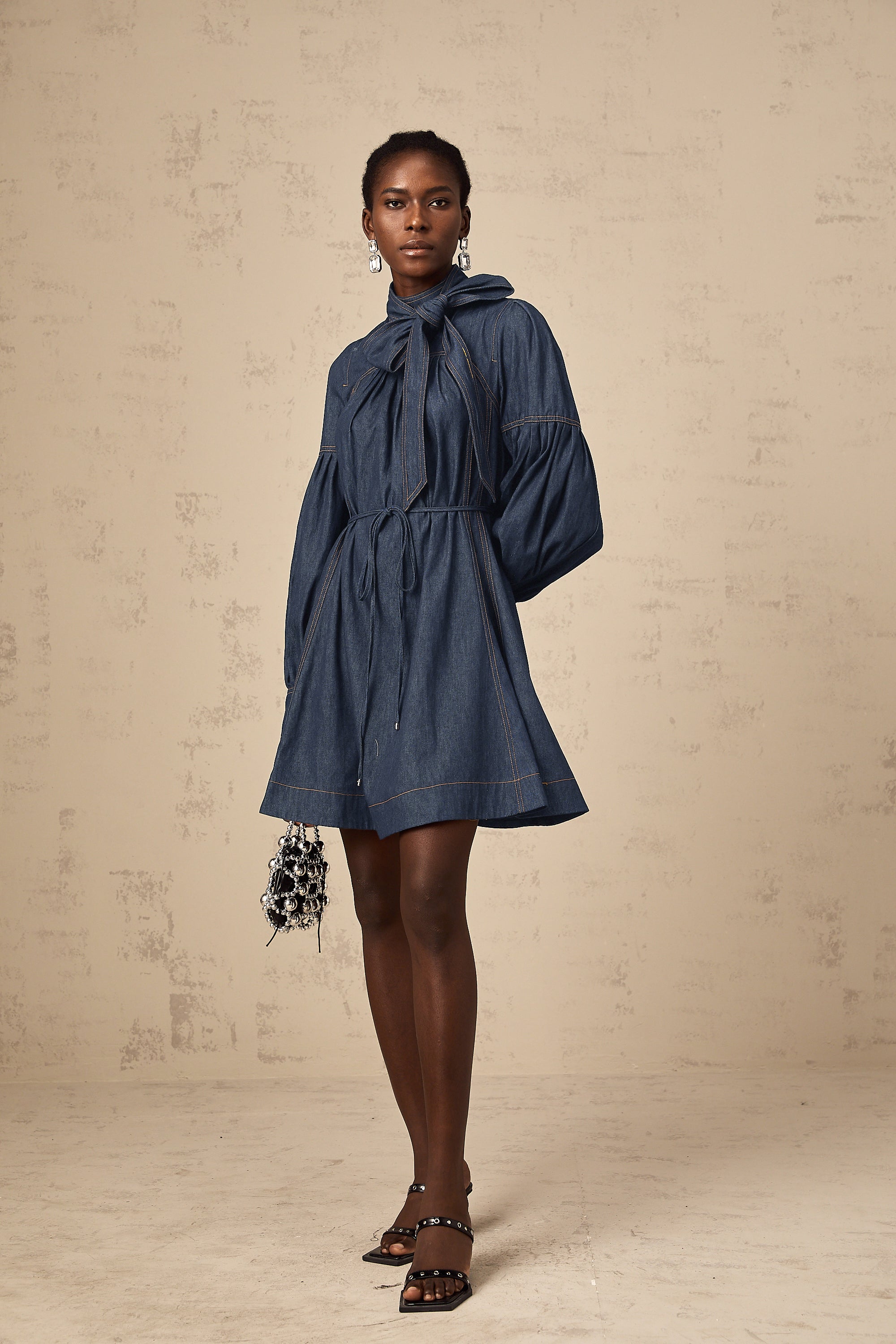 فستان ميرابل قصير من قماش الدنيم باللون الأزرق الداكن مع خياطة متباينة