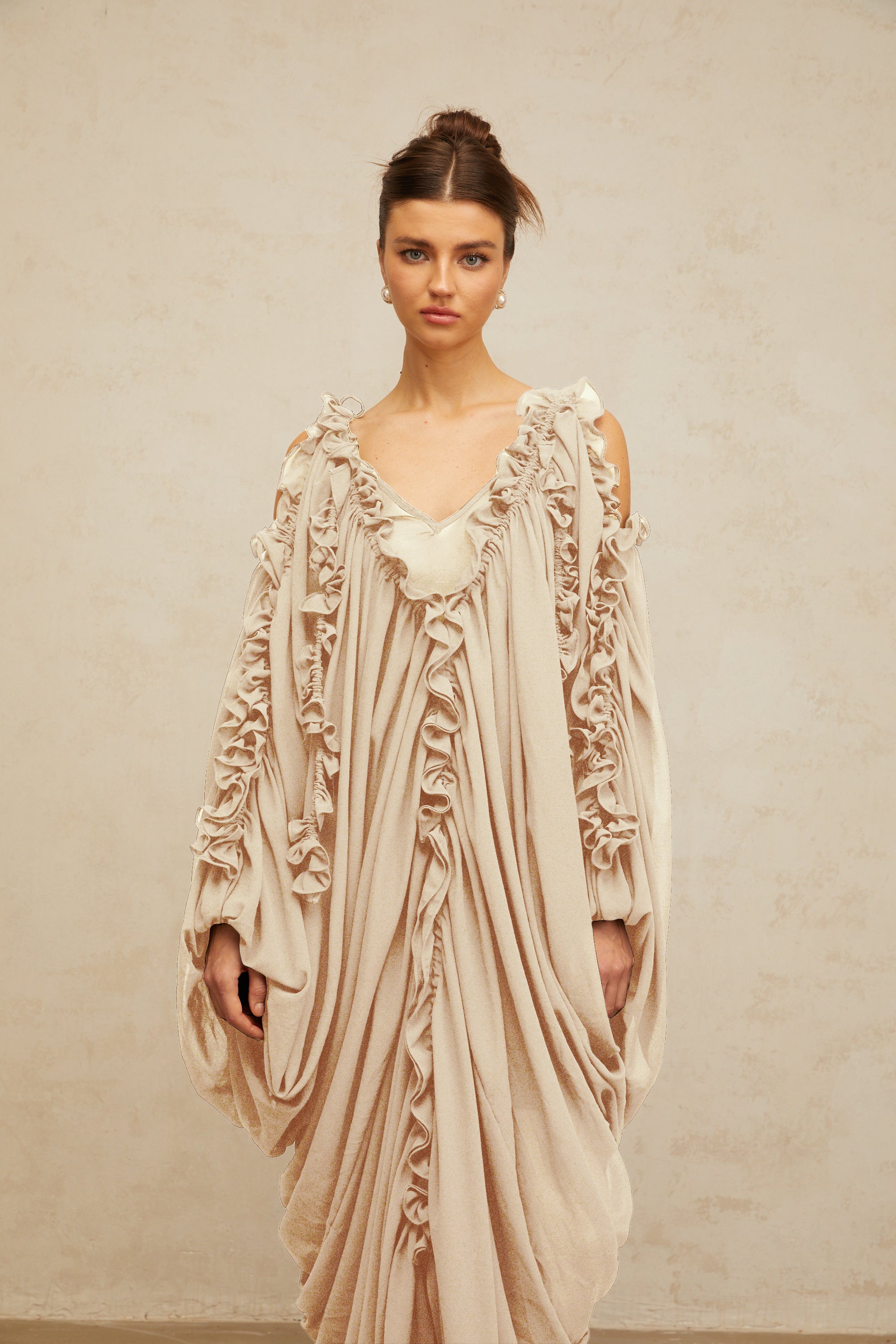 فستان ماكسي من التول مع حواف مكشكشة من أجلاي