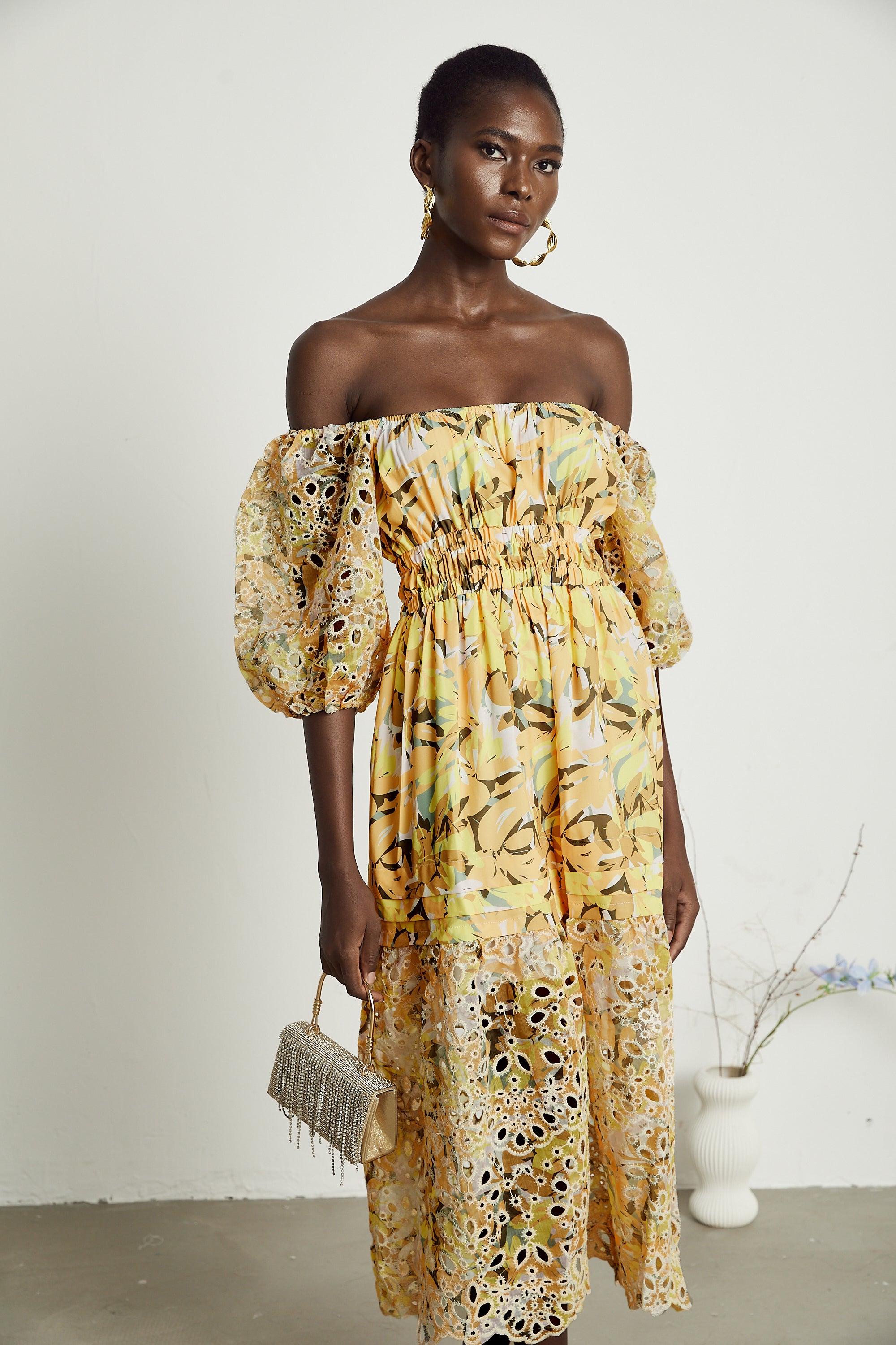 Clémence Midikleid mit Blumendruck und Cut-outs