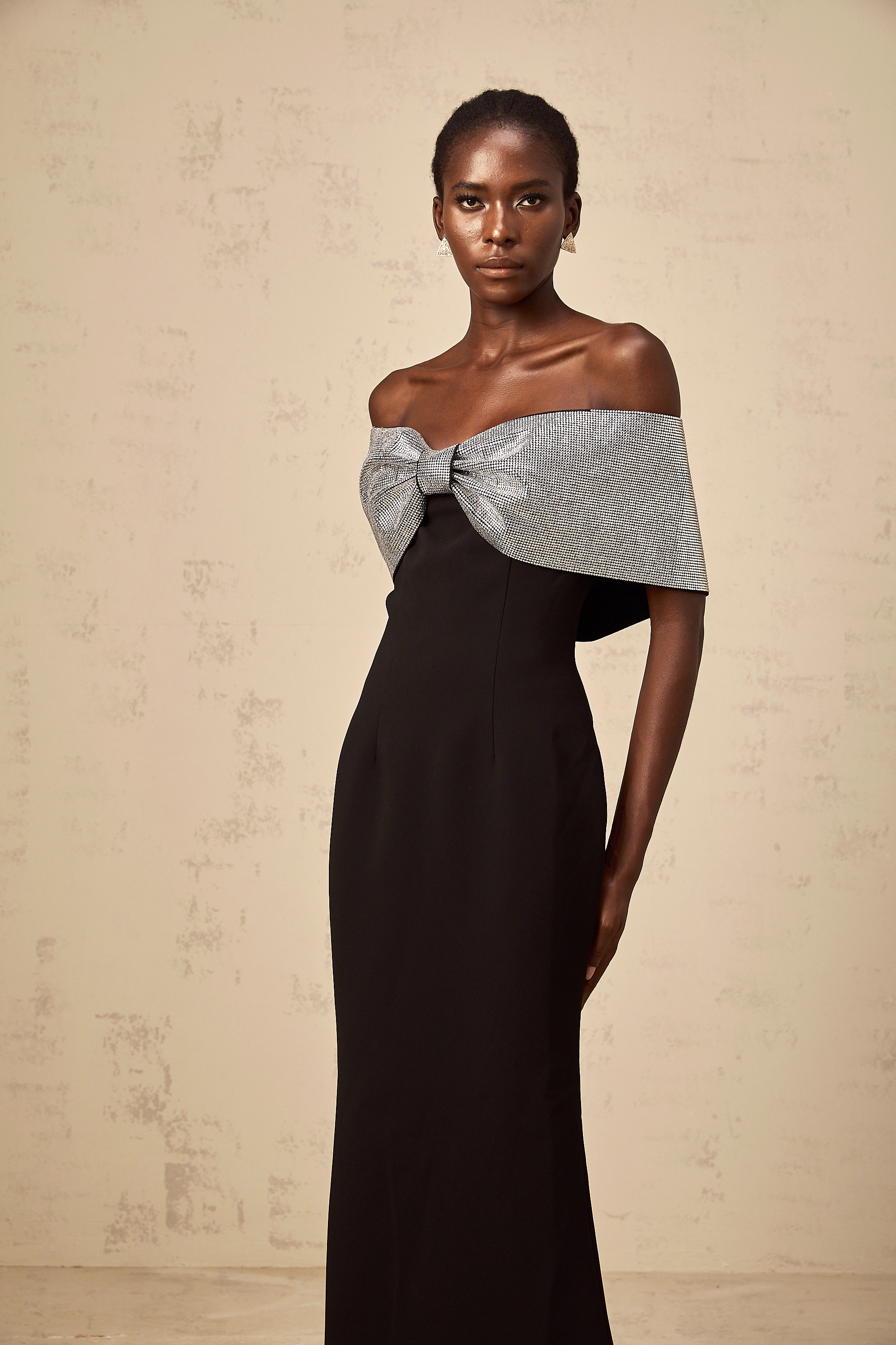 فستان ماكسي مضلع بتفاصيل فيونكة من إيليان