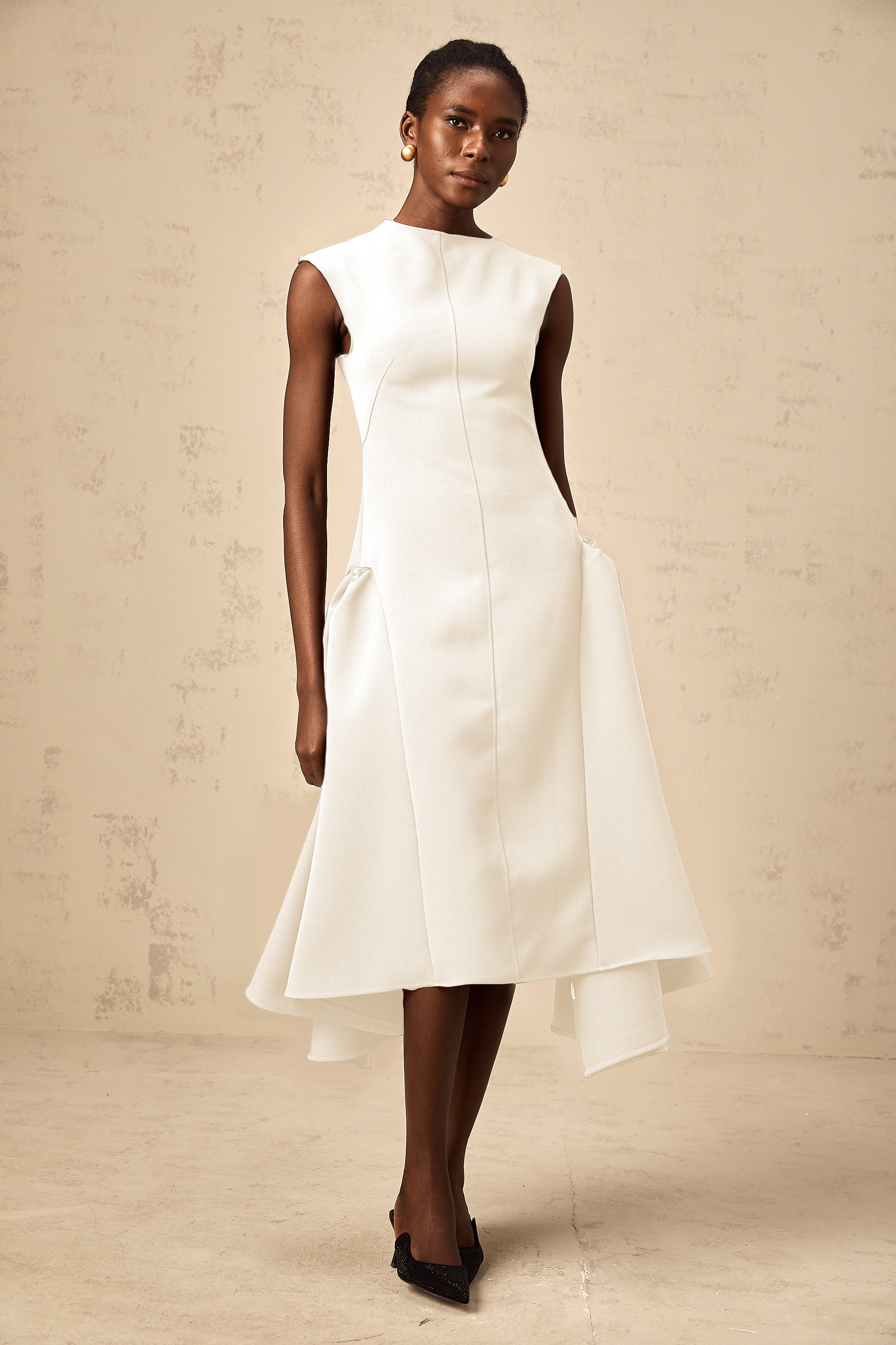 فستان جينيفير متوسط الطول بني غير متماثل