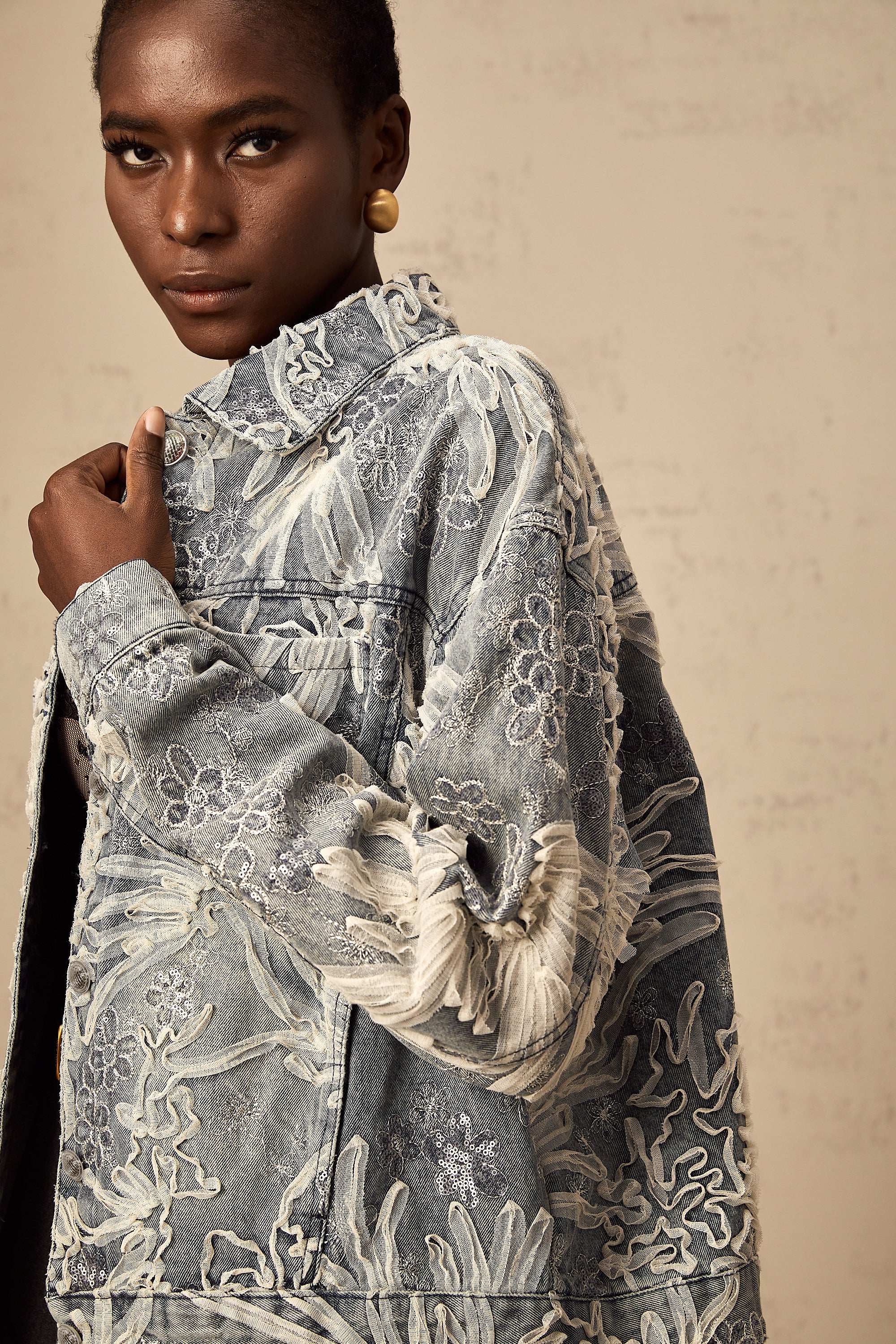 سترة جينز زرقاء مطرزة بالترتر والزهور من مايليز