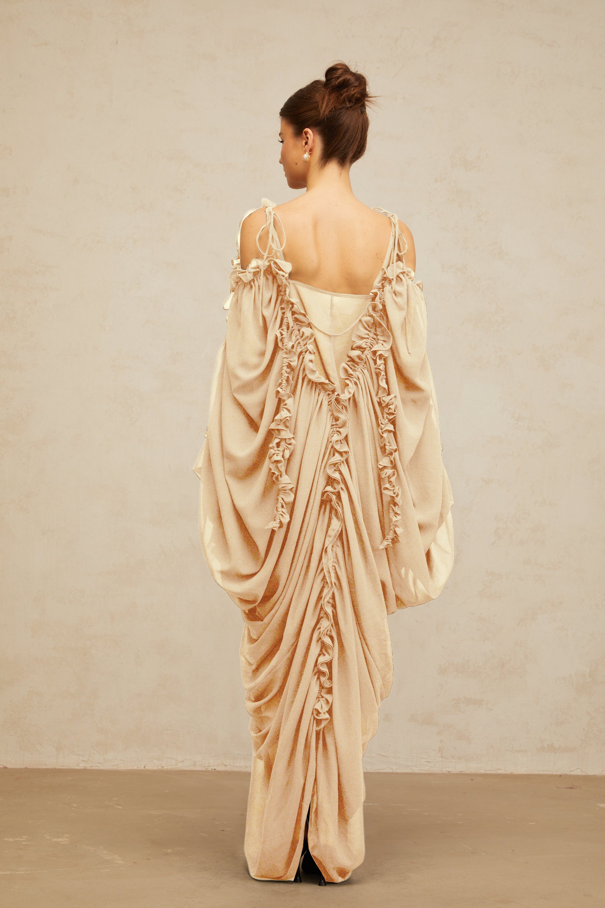 Aglaé Maxikleid aus Tüll mit Rüschenbesatz in neutralen Farbtönen (Endverkauf)