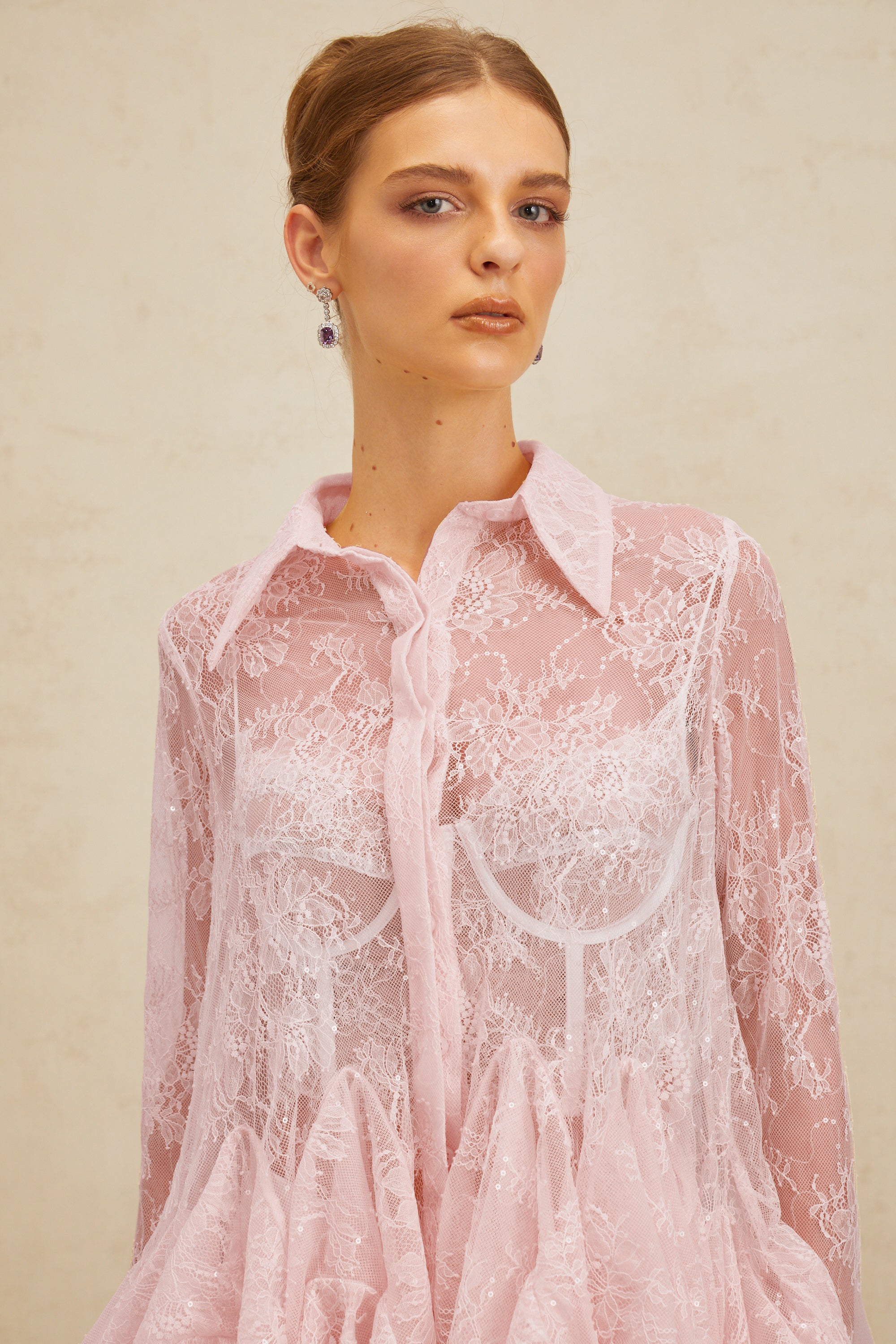 بلوزة إنغريد من الدانتيل بتصميم بيبلوم محايد