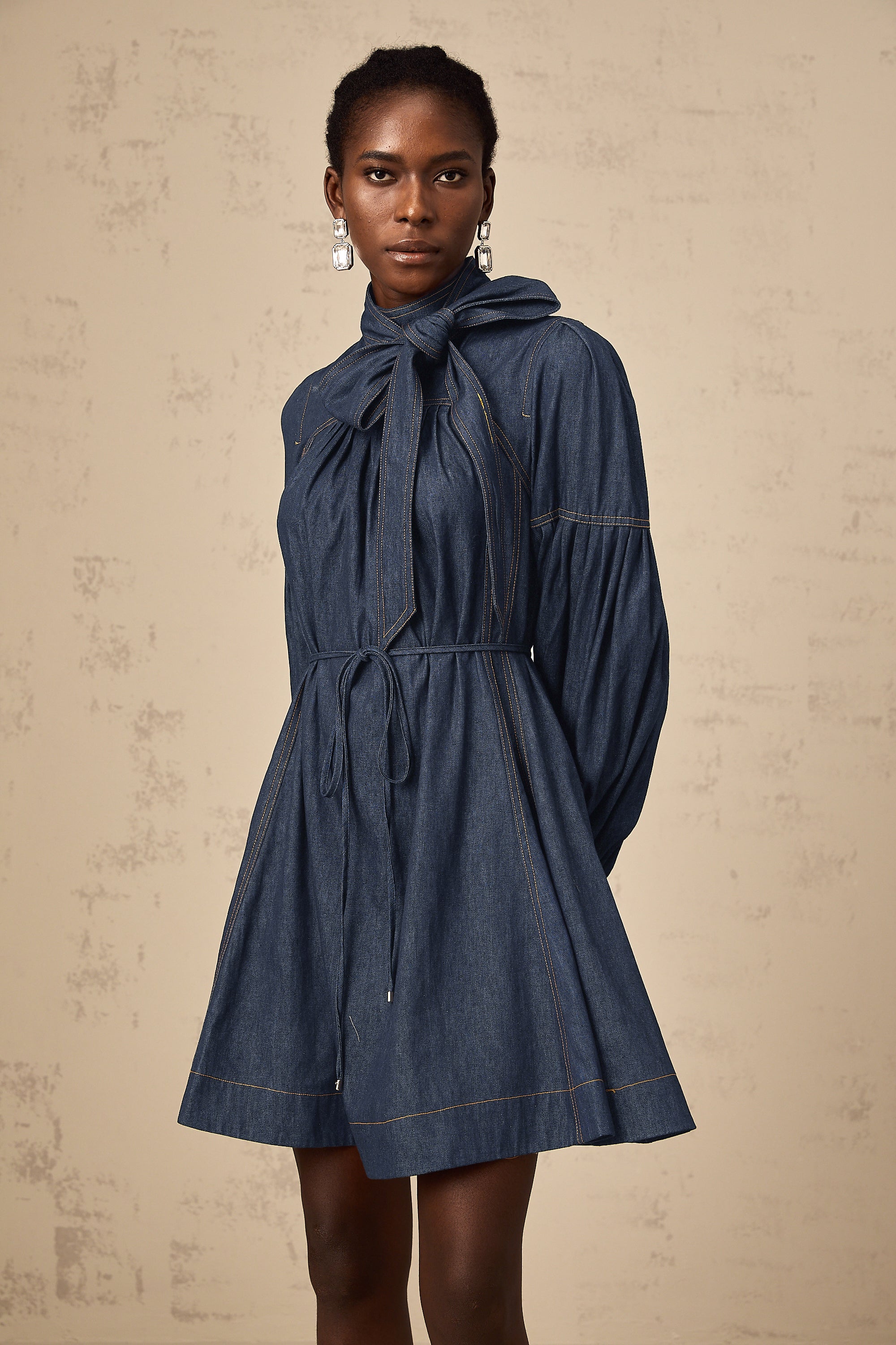 فستان ميرابل قصير من قماش الدنيم باللون الأزرق الداكن مع خياطة متباينة