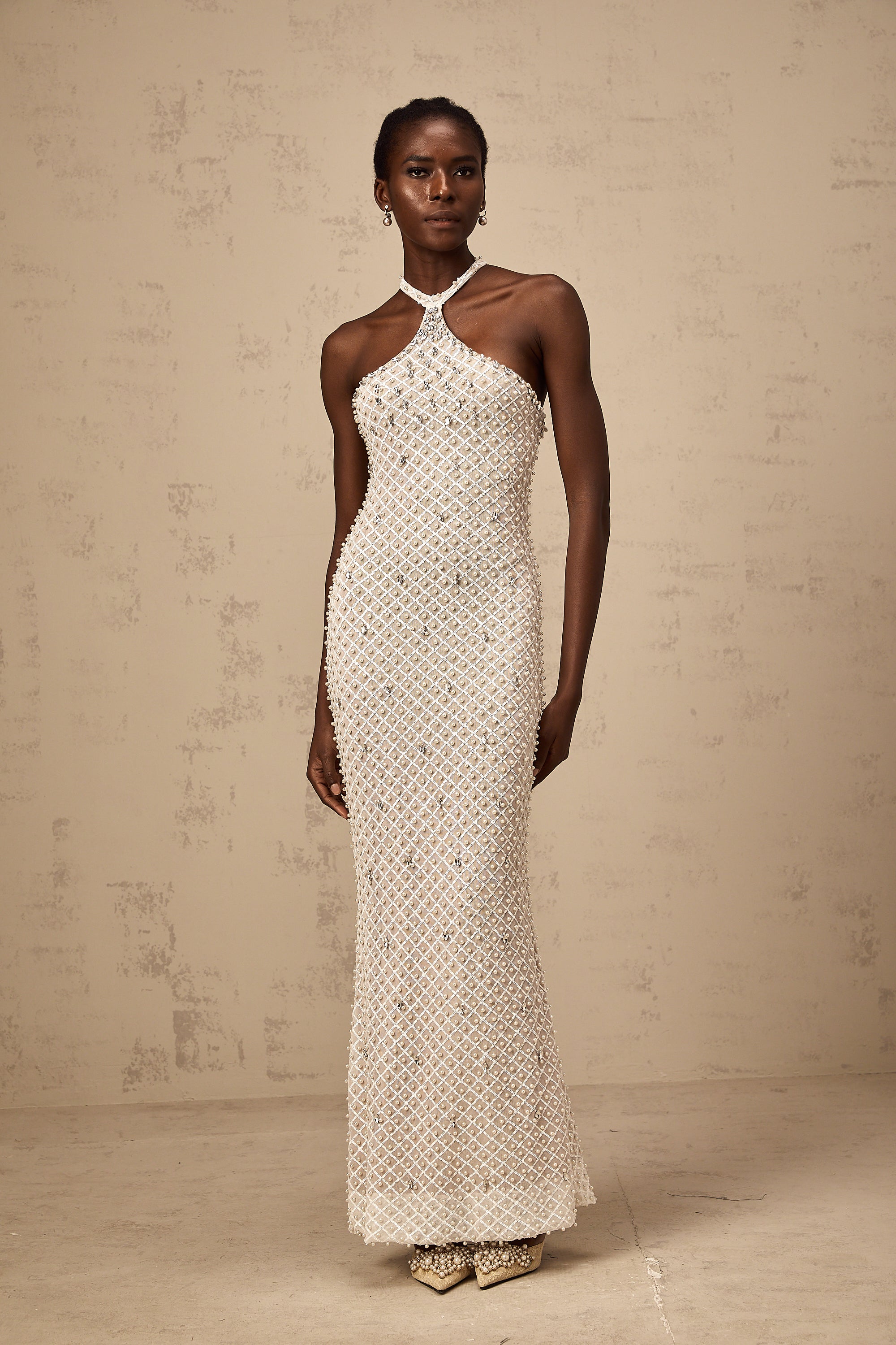 فستان ماكسي أبيض مزين بفتحة رقبة على شكل حرف V من كلودين