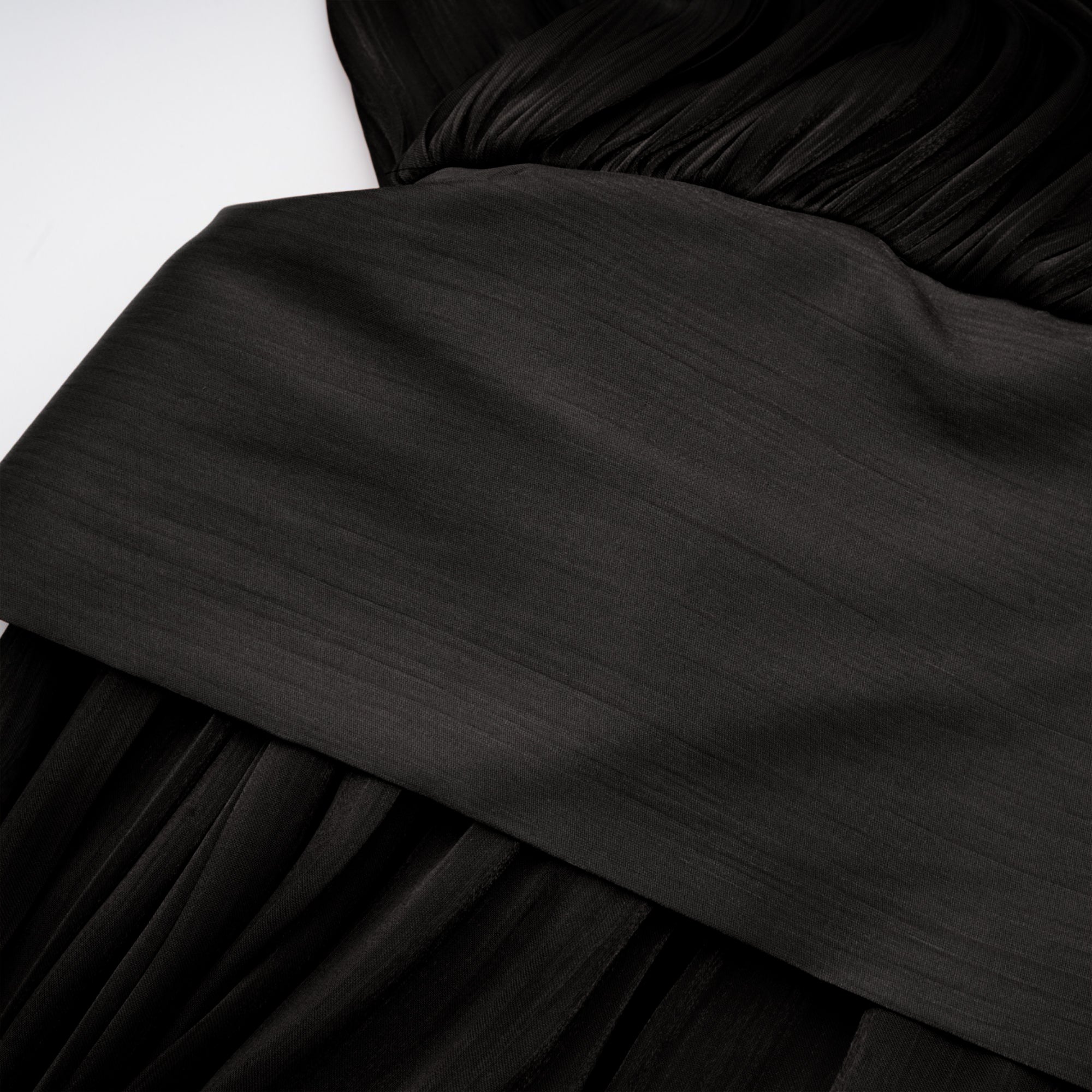 Mila – Plissiertes Maxikleid aus Satin in Schwarz
