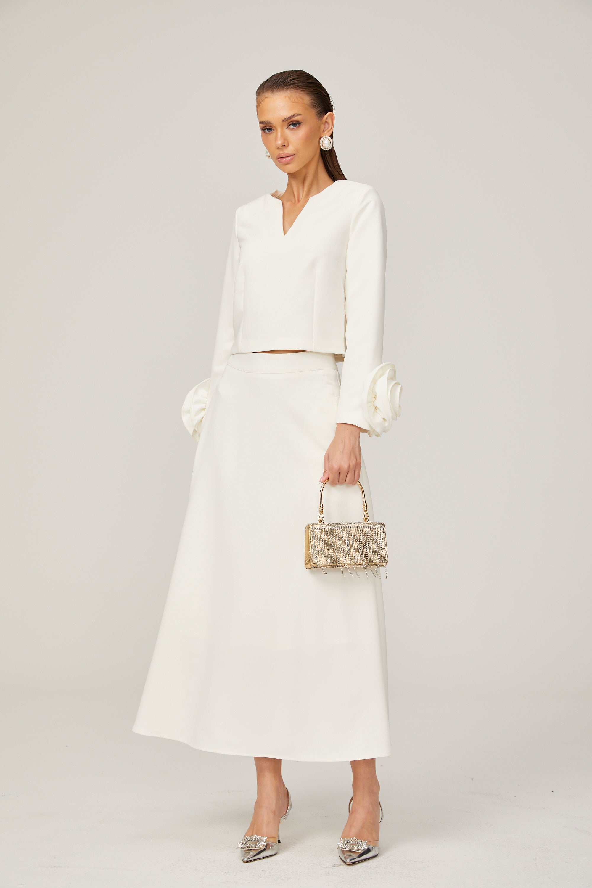 طقم هيلير المكون من بلوزة وتنورة متناسقة ثلاثية الأبعاد باللون الأبيض