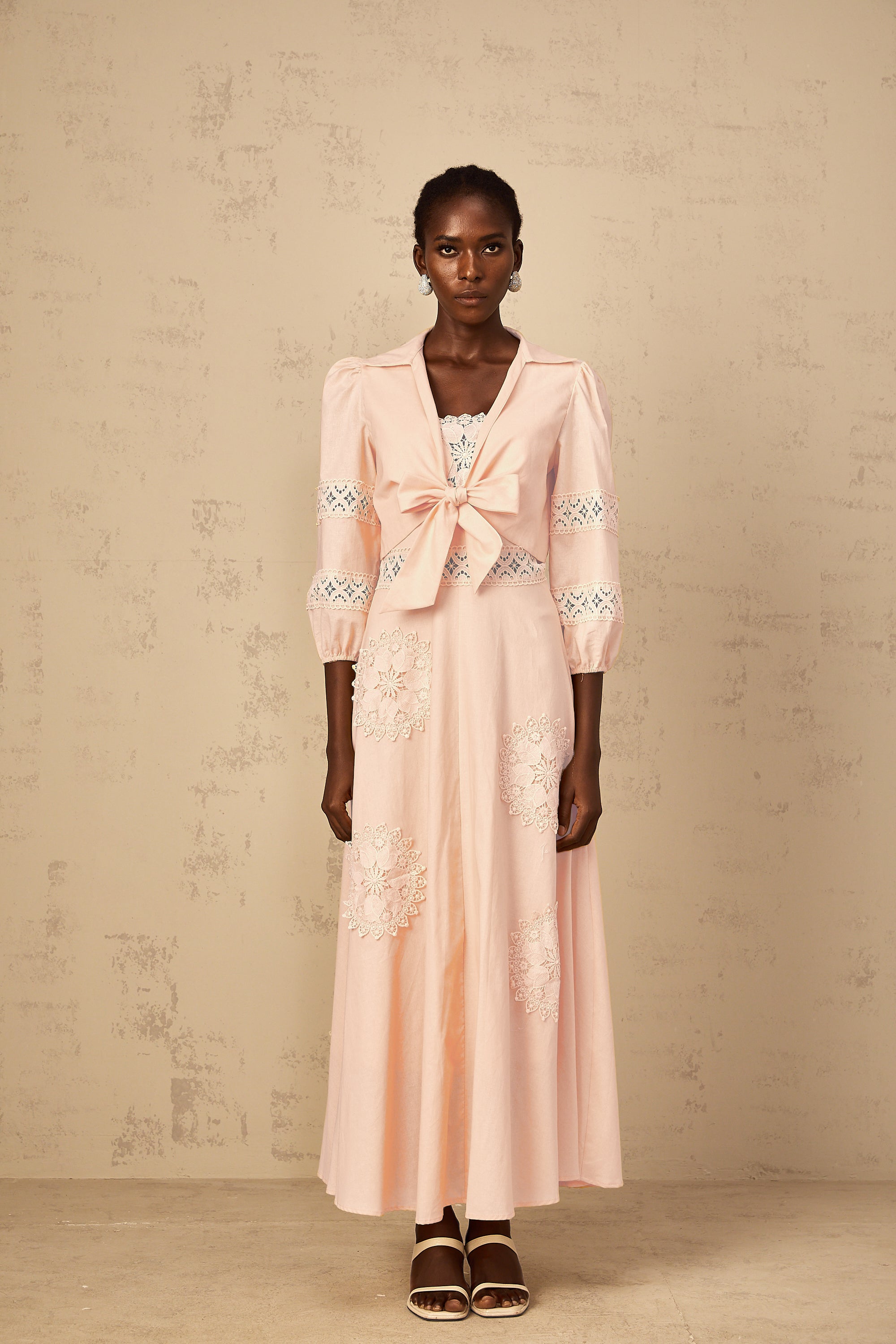 طقم بلوزة وفستان مطرز بالورود باللون الوردي رومي