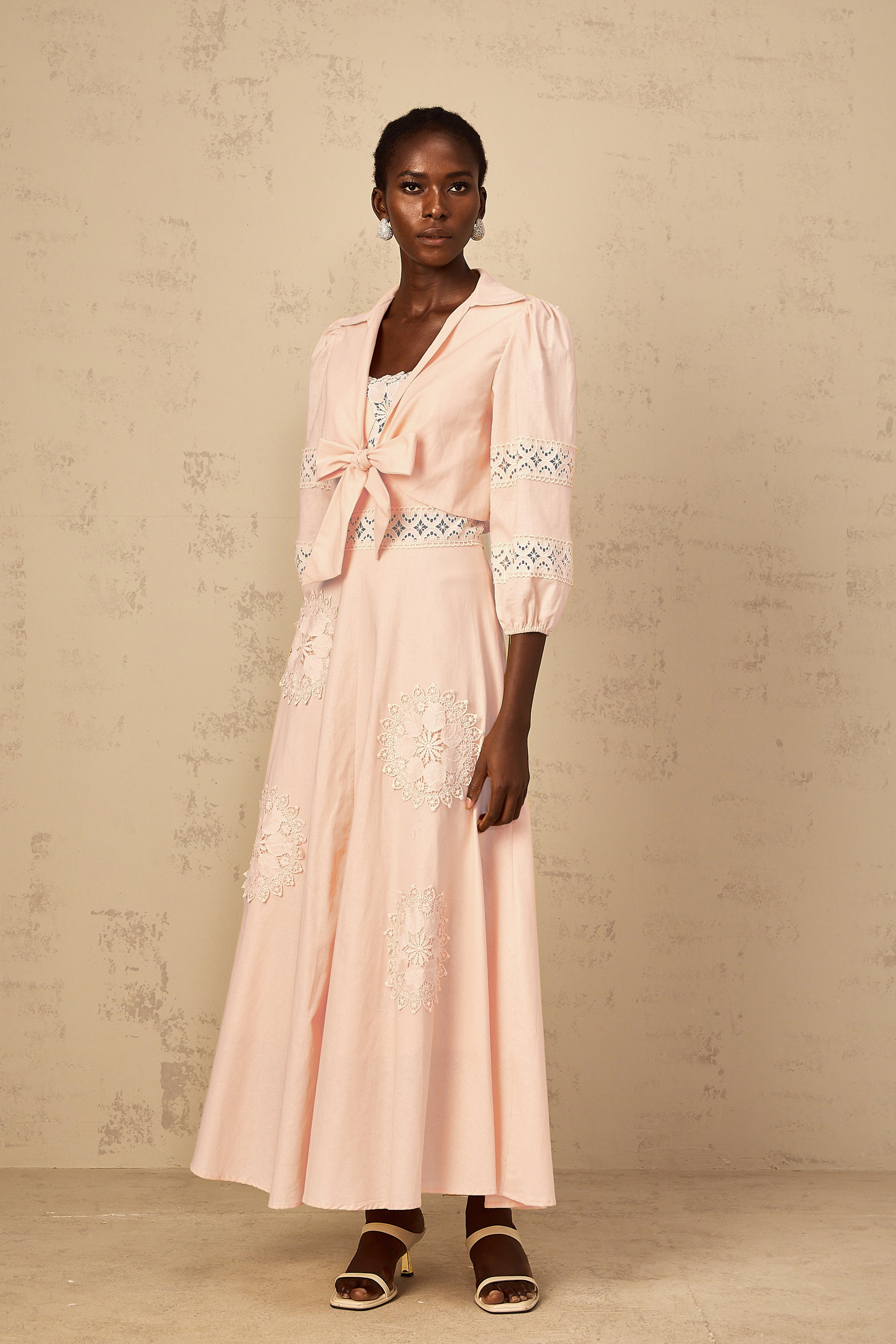 طقم بلوزة وفستان مطرز بالورود باللون الوردي رومي