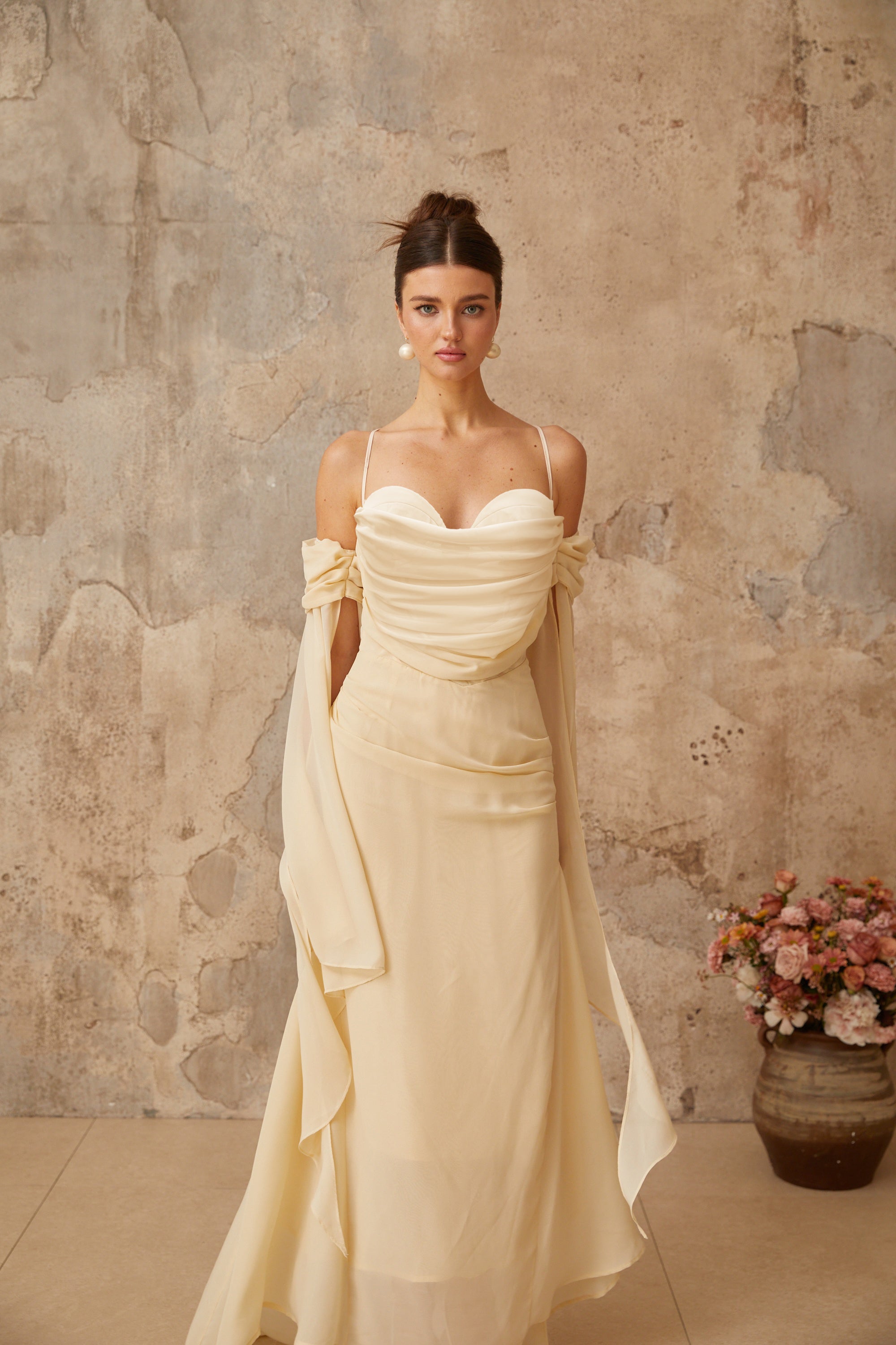 فستان طويل من الشيفون بكشكشة محايد من ميلوزين