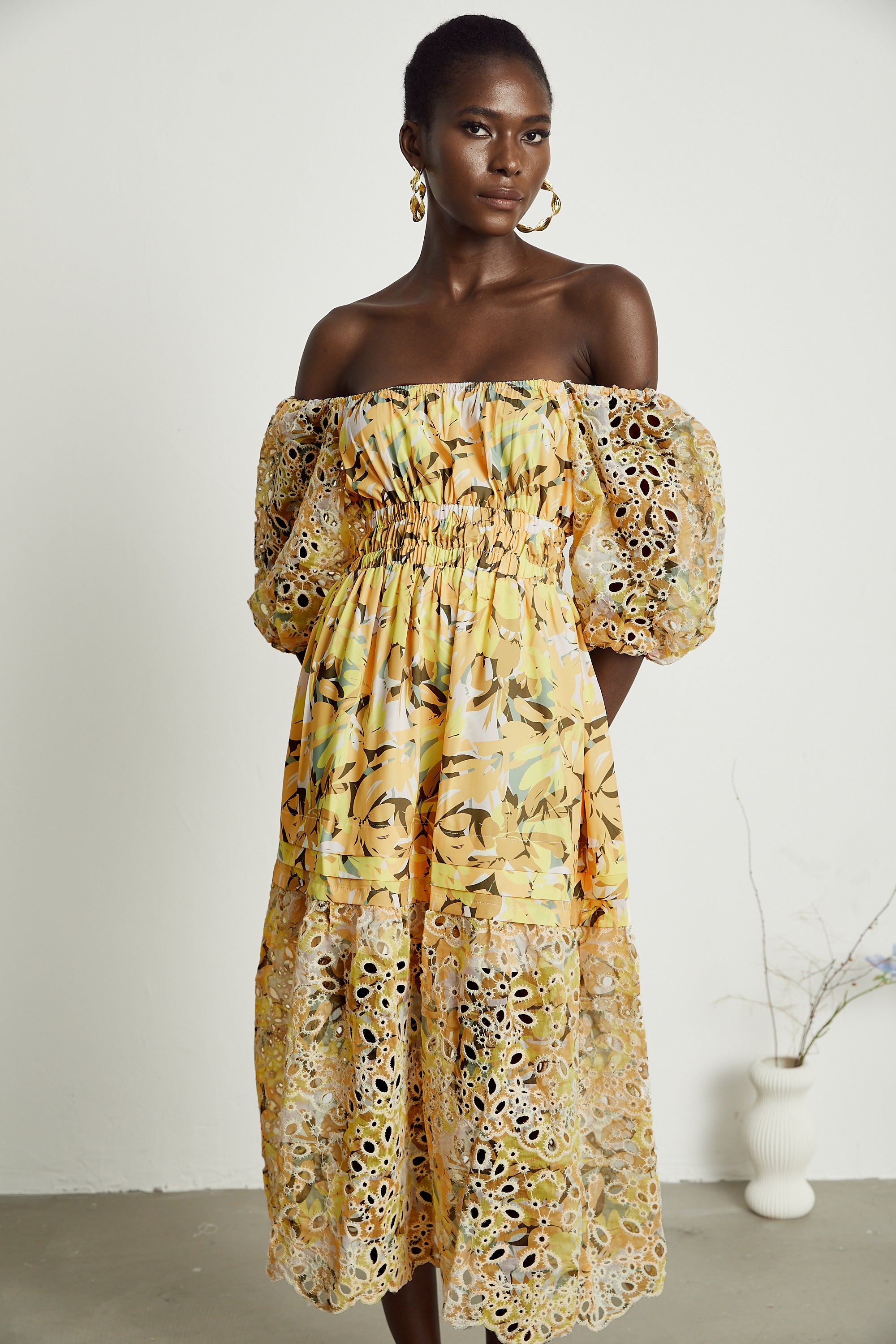 Clémence Midikleid mit Blumendruck und Cut-outs