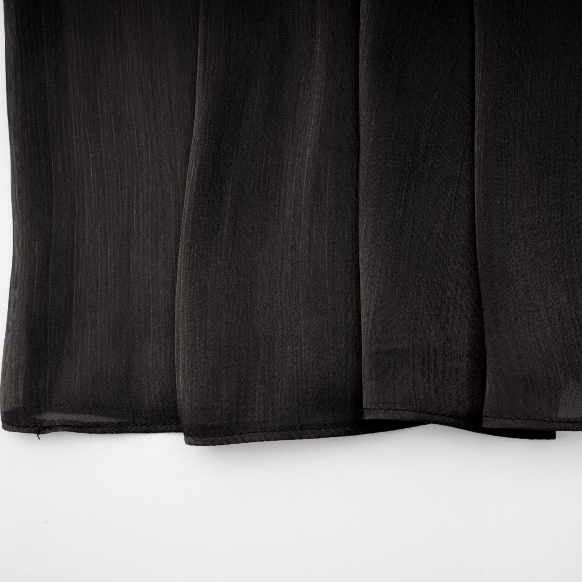 Mila – Plissiertes Maxikleid aus Satin in Schwarz