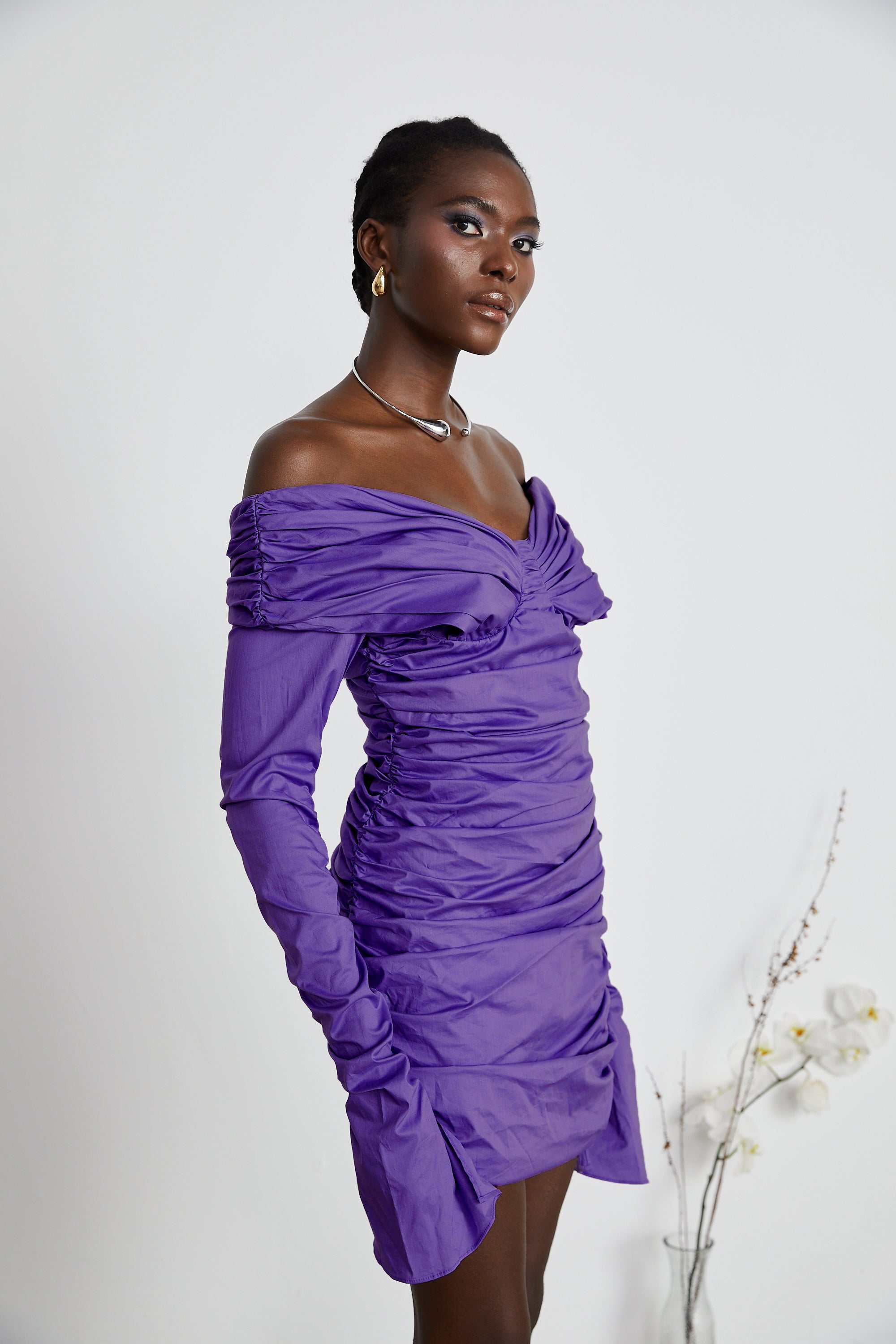 Apolline – Lilafarbenes, schulterfreies, gerüschtes Minikleid