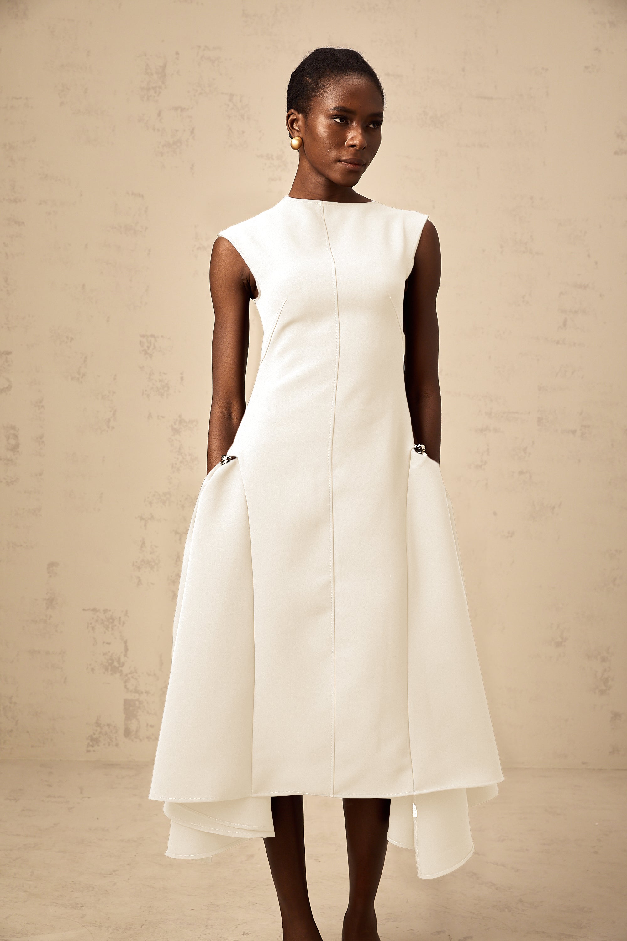 فستان جينيفير متوسط الطول بني غير متماثل