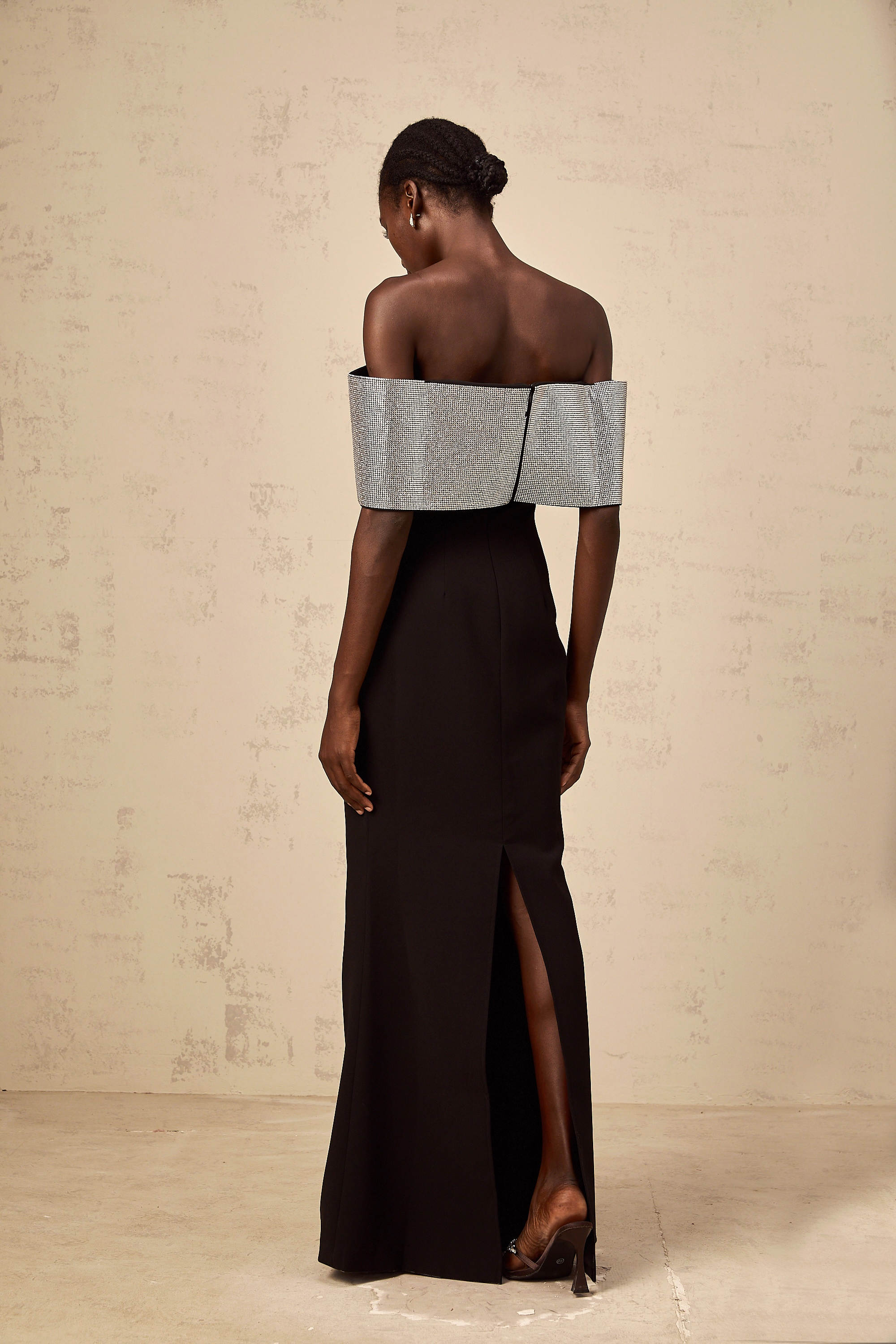 فستان ماكسي مضلع بتفاصيل فيونكة من إيليان