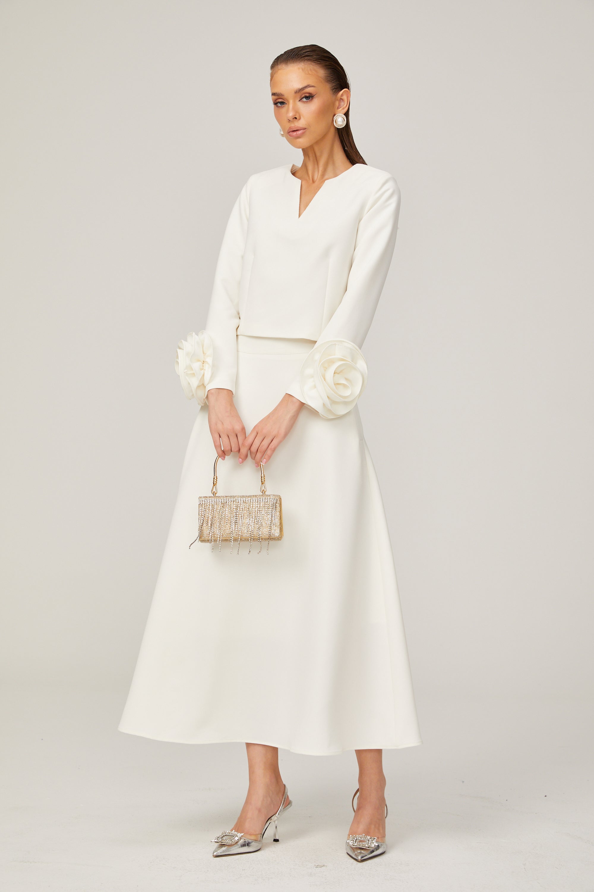 طقم هيلير المكون من بلوزة وتنورة متناسقة ثلاثية الأبعاد باللون الأبيض