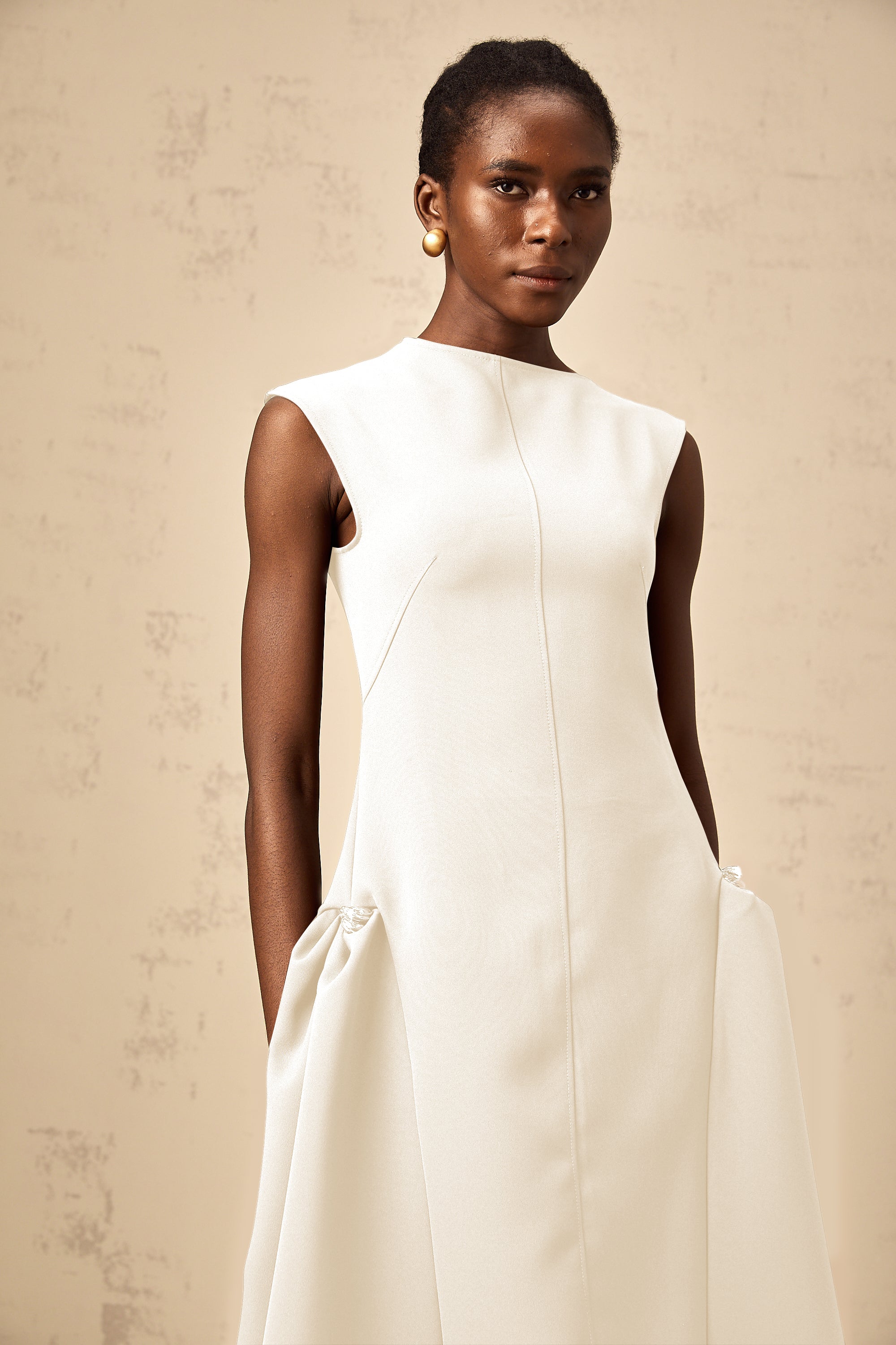 فستان جينيفير متوسط الطول بني غير متماثل