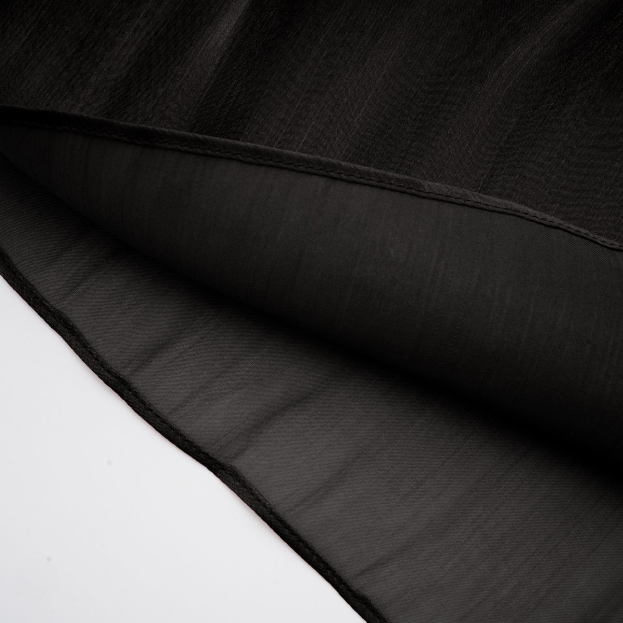 Mila – Plissiertes Maxikleid aus Satin in Schwarz