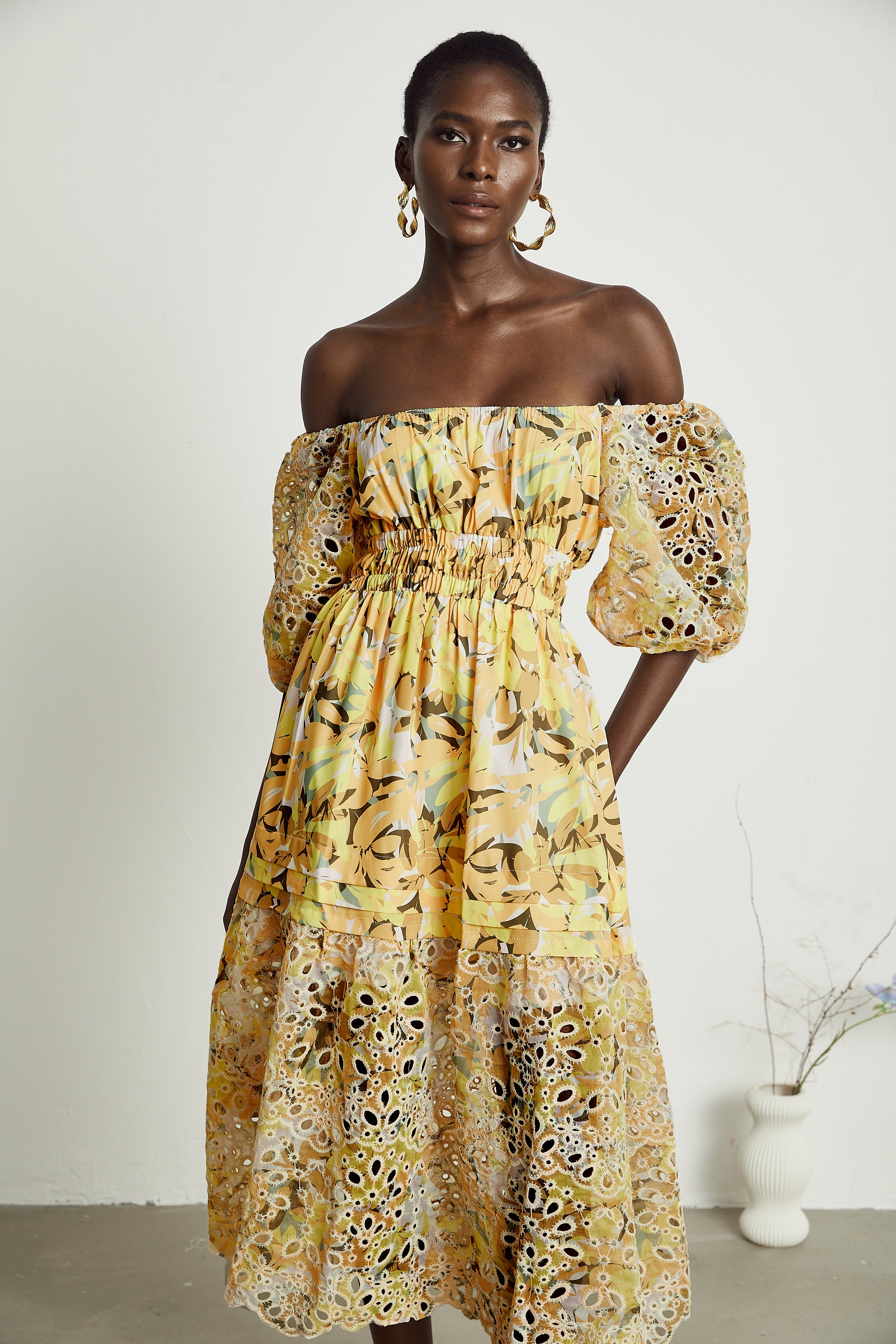 Clémence Midikleid mit Blumendruck und Cut-outs