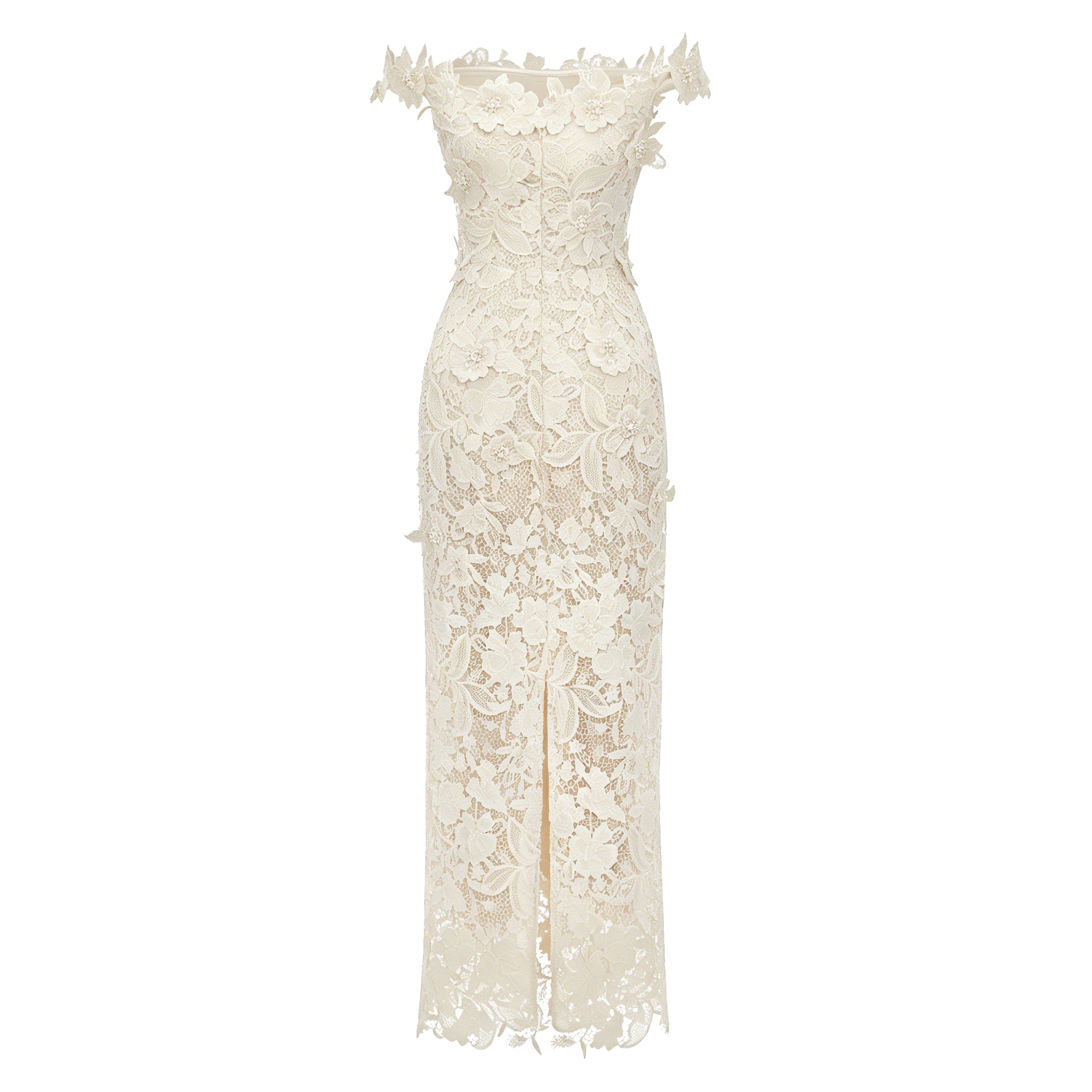 فستان طويل من الدانتيل المطرز باللون الأبيض من ماركة «هيكاتي» مع زخارف زهور ثلاثية الأبعاد