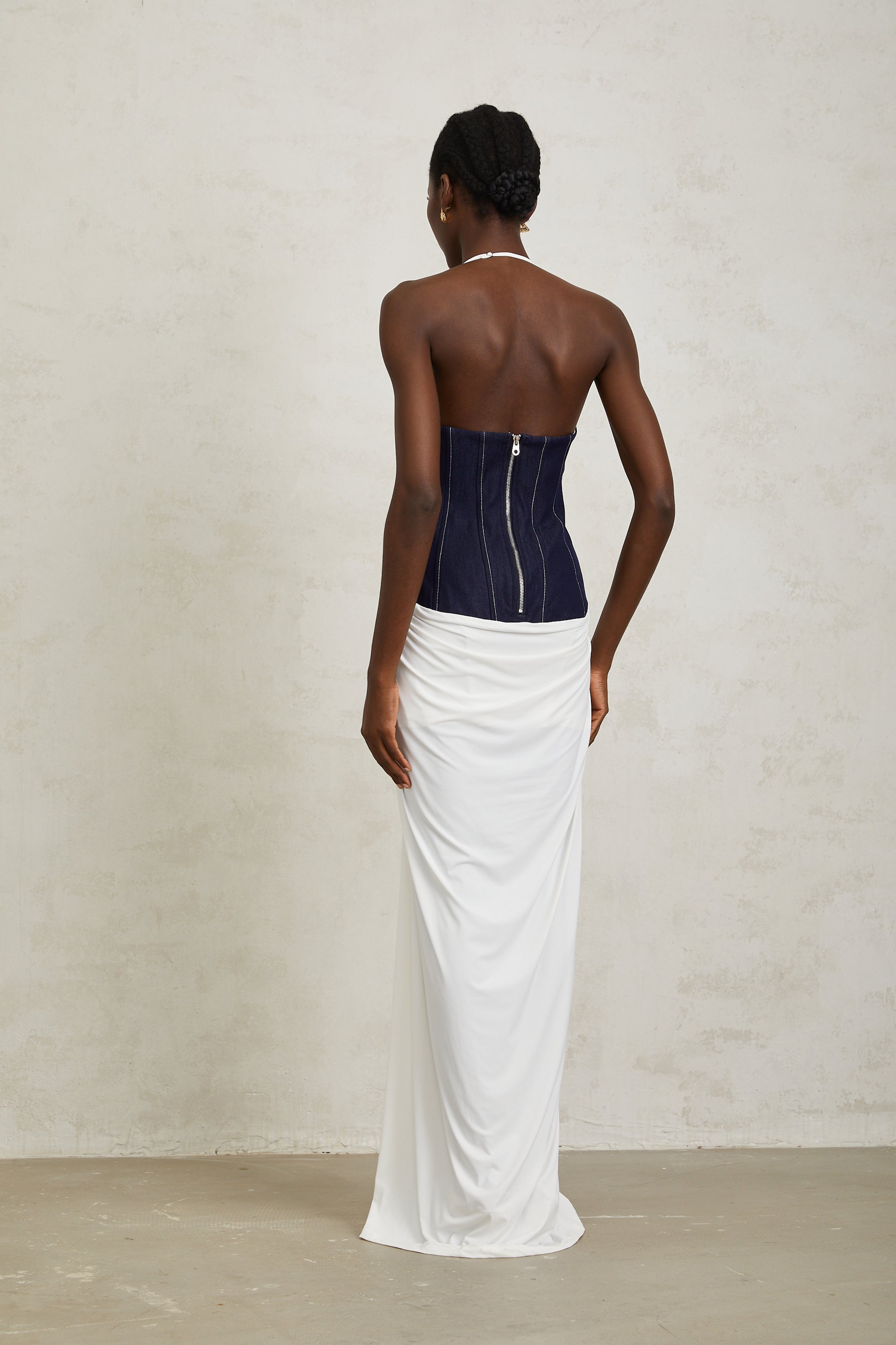 Airi – Weißes Neckholder-Maxikleid mit Denim-Einsatz