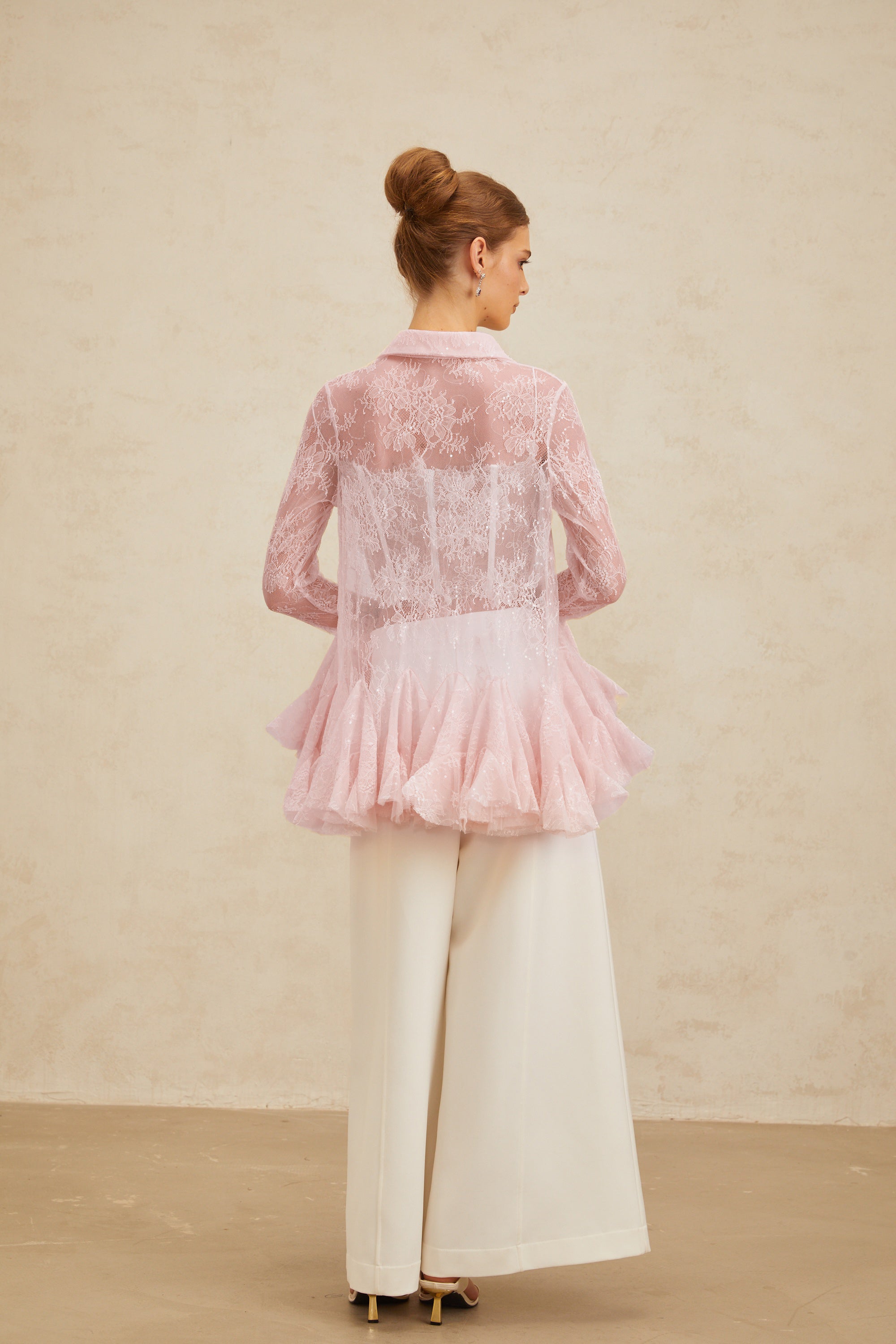 بلوزة إنغريد من الدانتيل بتصميم بيبلوم محايد