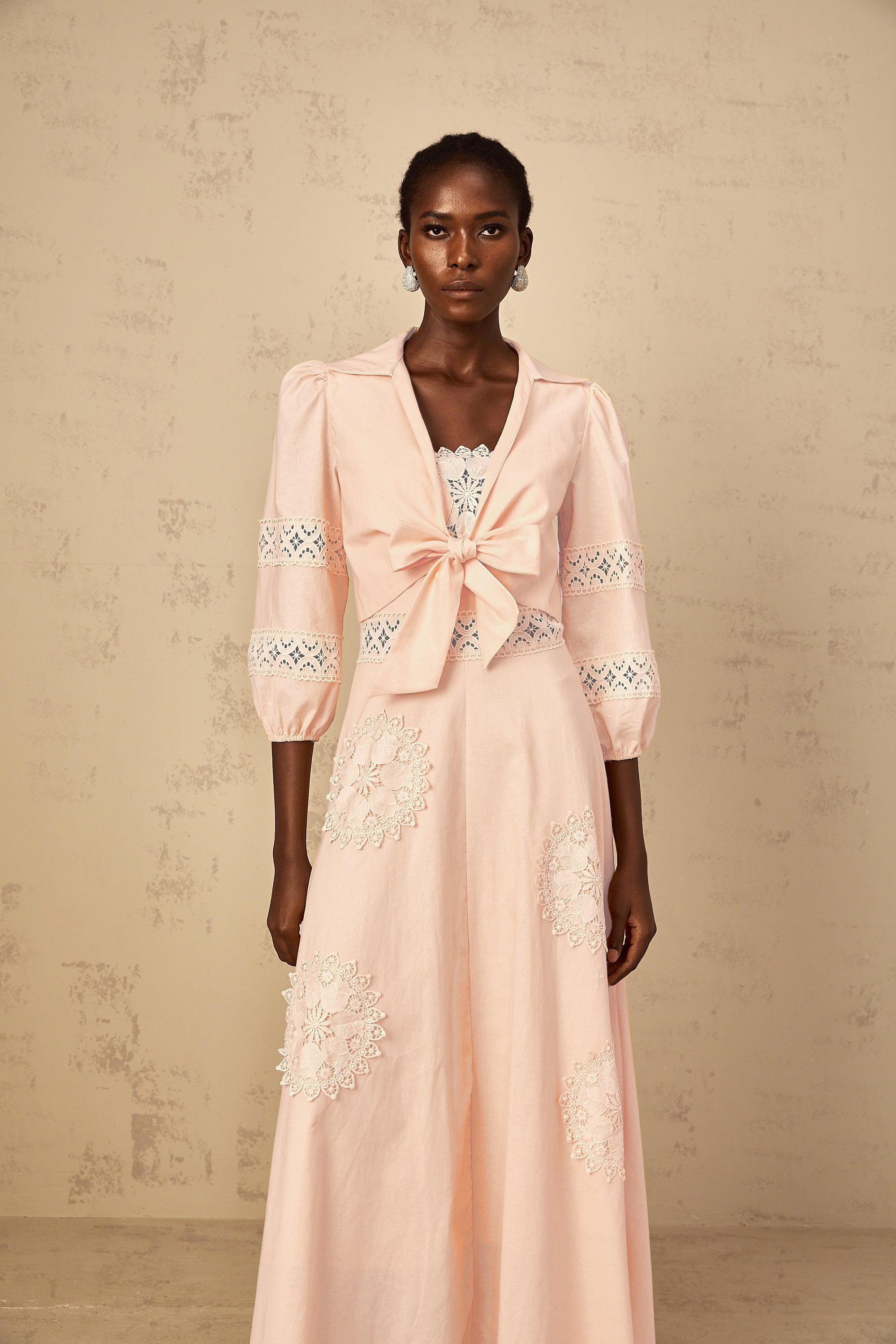 طقم بلوزة وفستان مطرز بالورود باللون الوردي رومي