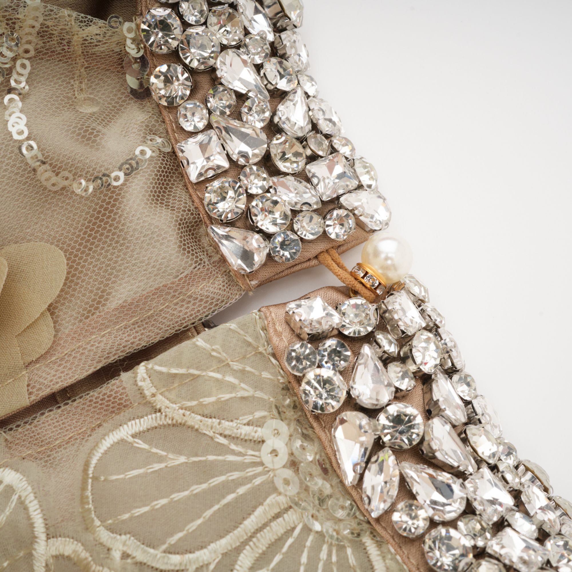 فستان ليان قصير مزين بالزهور